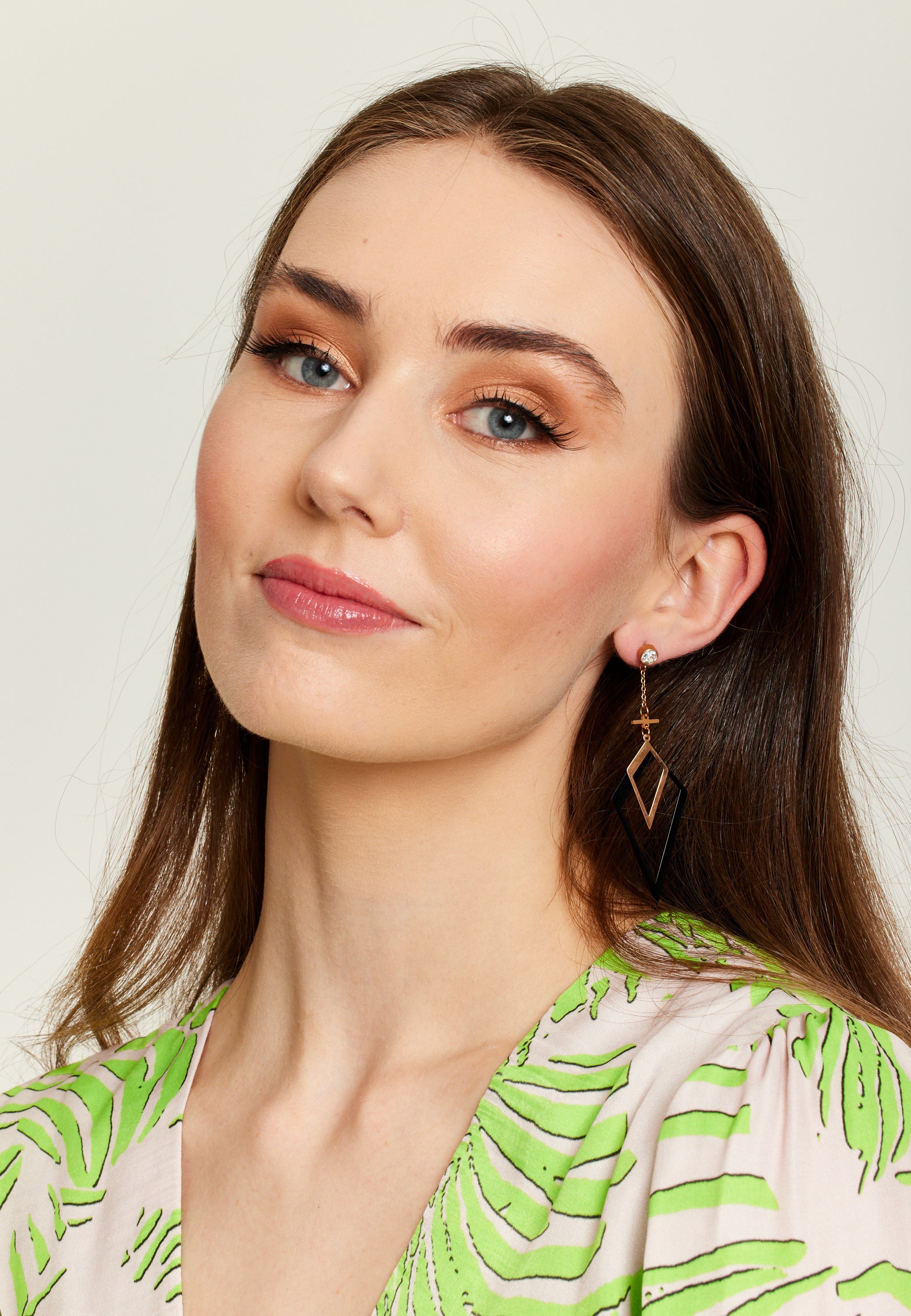 Liquorish Diamond Shaped Earrings In Gold