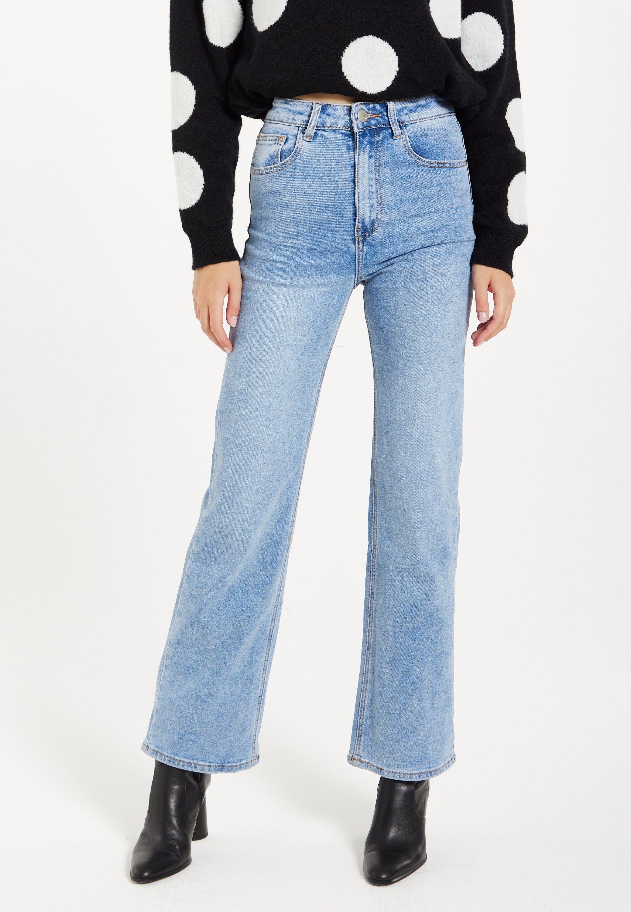Women's High-Waisted Jean in Light Blue - Timeless Straight-Leg Fit with Vintage-Inspired Silhouette