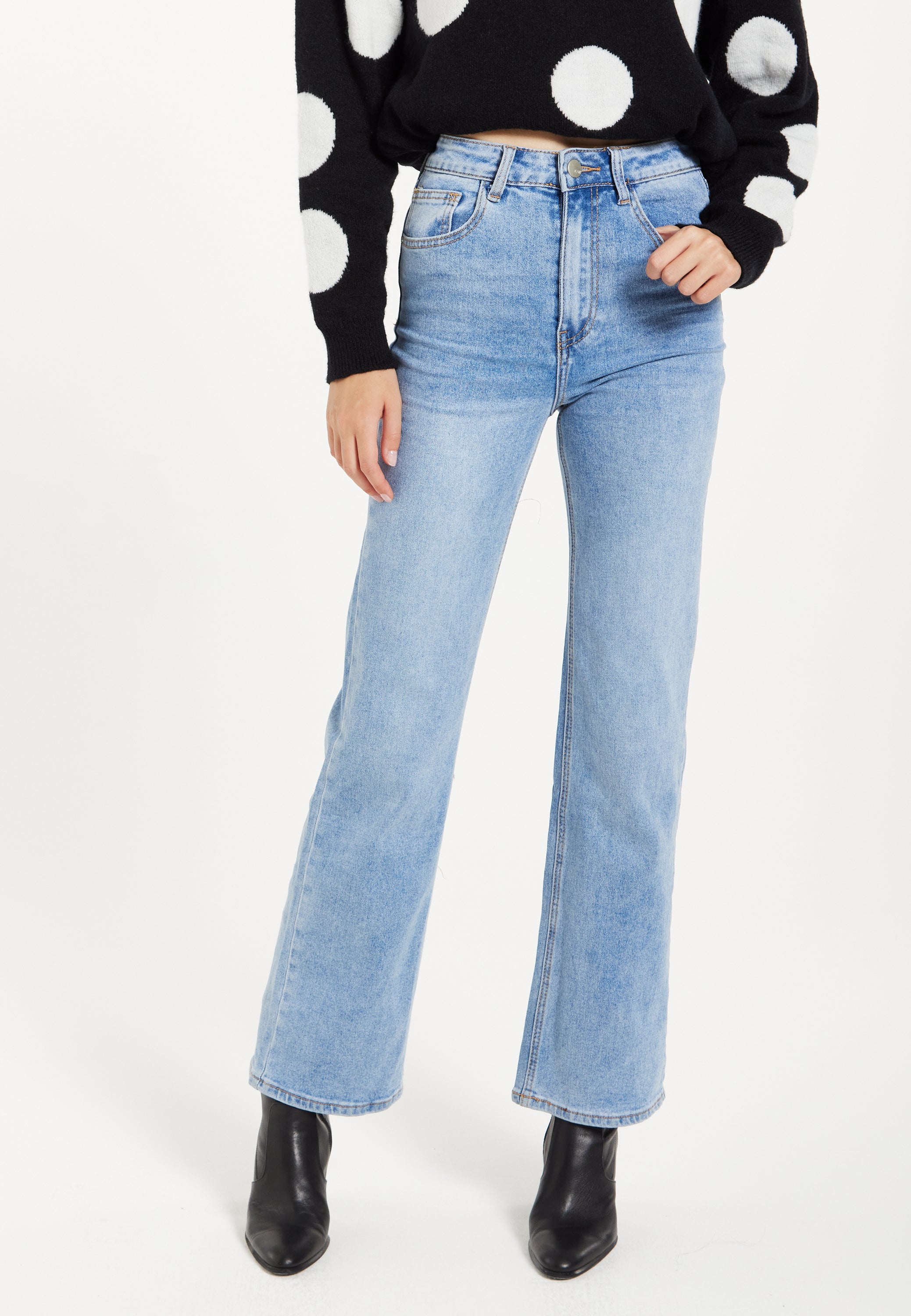 Women's High-Waisted Jean in Light Blue - Timeless Straight-Leg Fit with Vintage-Inspired Silhouette
