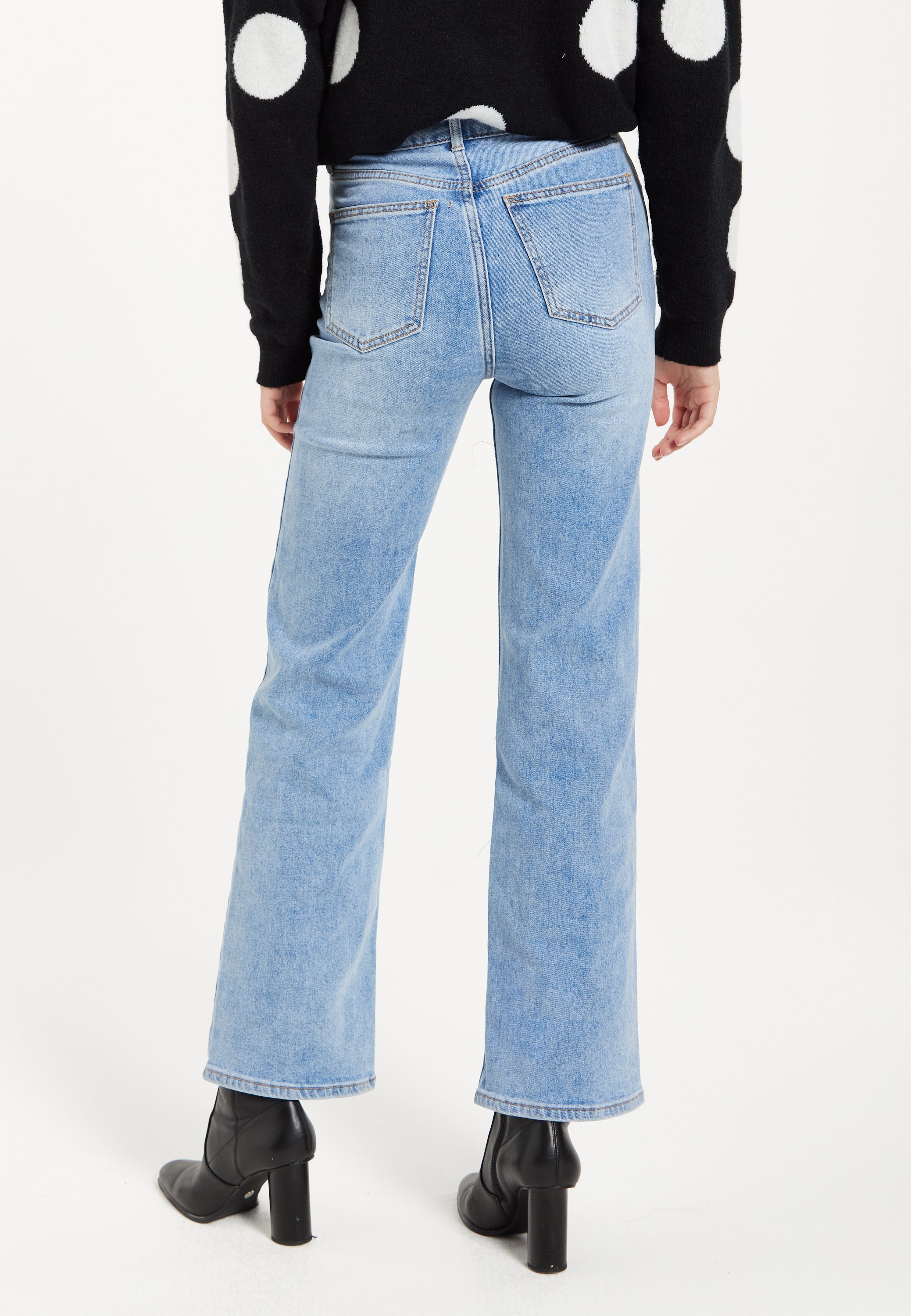 Women's High-Waisted Jean in Light Blue - Timeless Straight-Leg Fit with Vintage-Inspired Silhouette