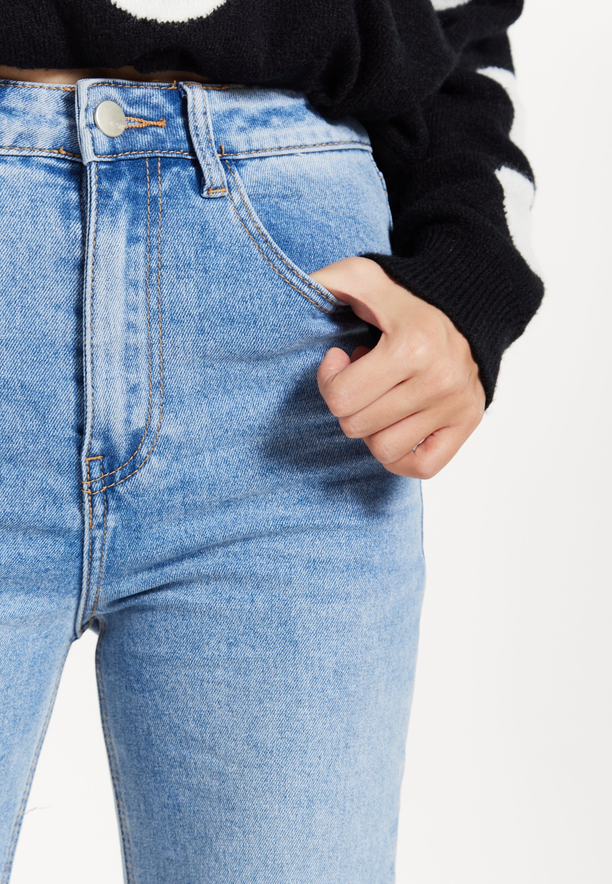 Women's High-Waisted Jean in Light Blue - Timeless Straight-Leg Fit with Vintage-Inspired Silhouette