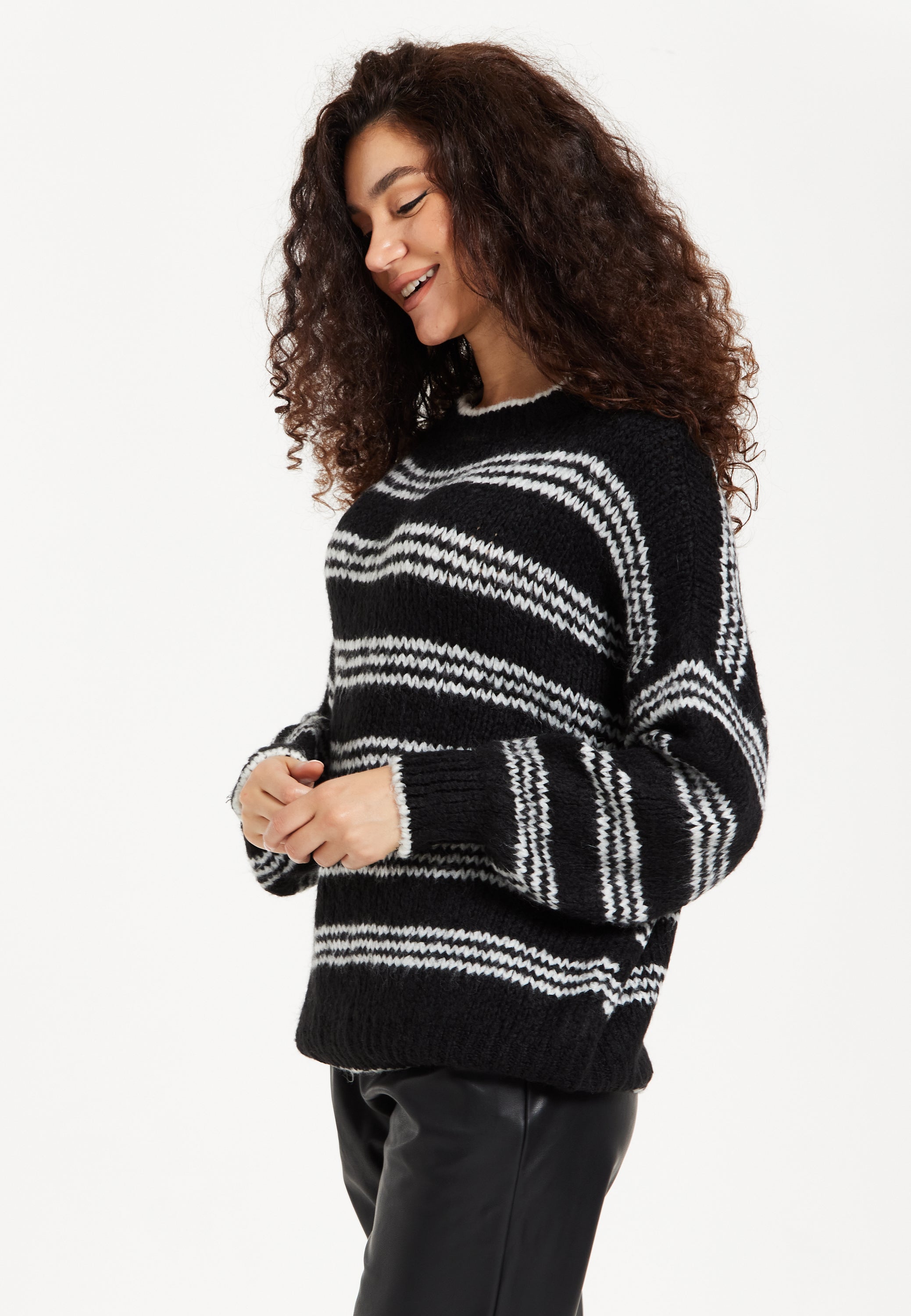 Women's Jumper - Oversized Black and White Striped Knit Sweater with Long Sleeves, Super Soft Comfort and Chic Style