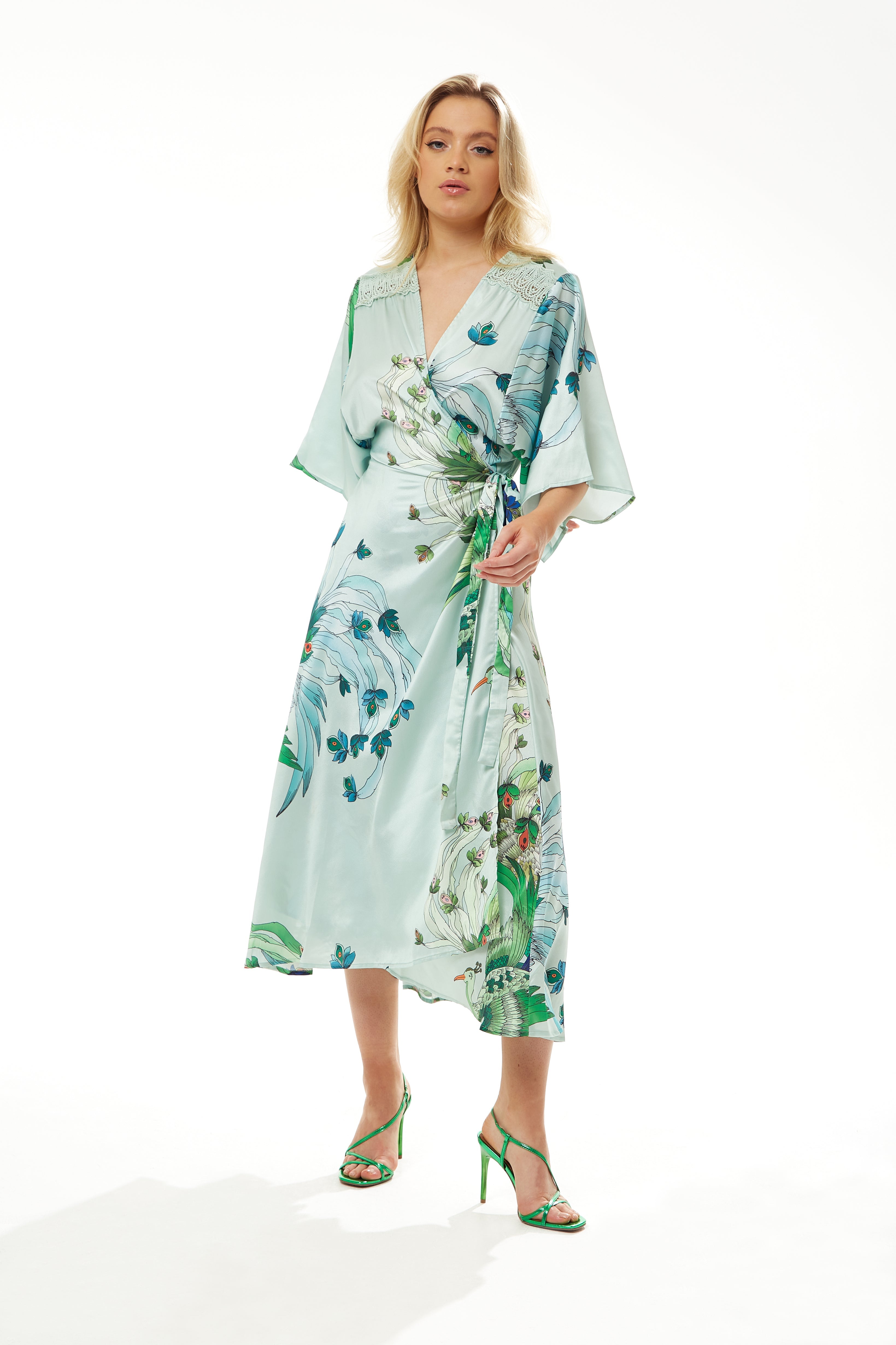 Explore exclusive dresses featuring the stylish and elegant Women's Maxi Dress collection. Shop Now!