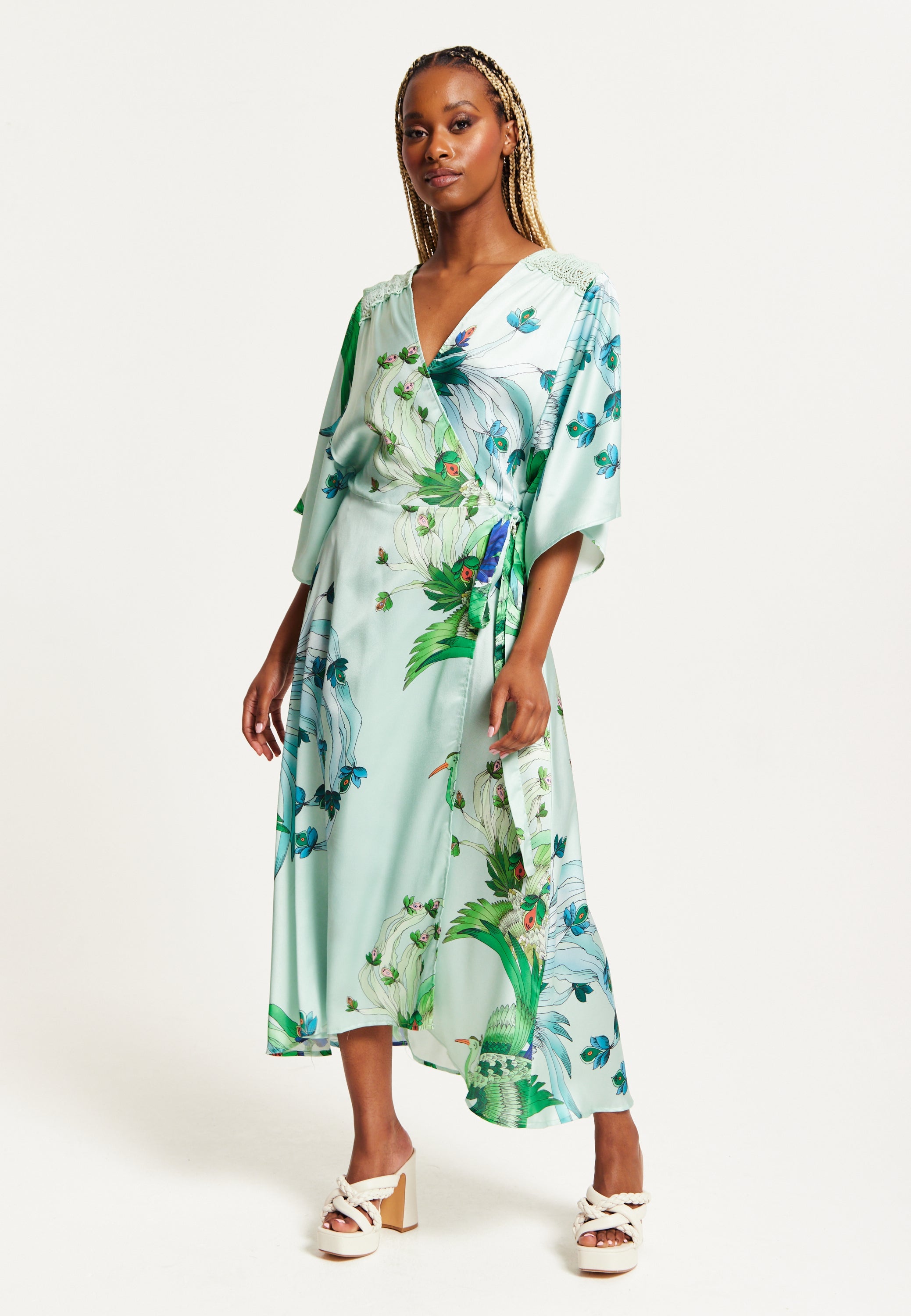 Explore exclusive dresses featuring the stylish and elegant Women's Maxi Dress collection. Shop Now!