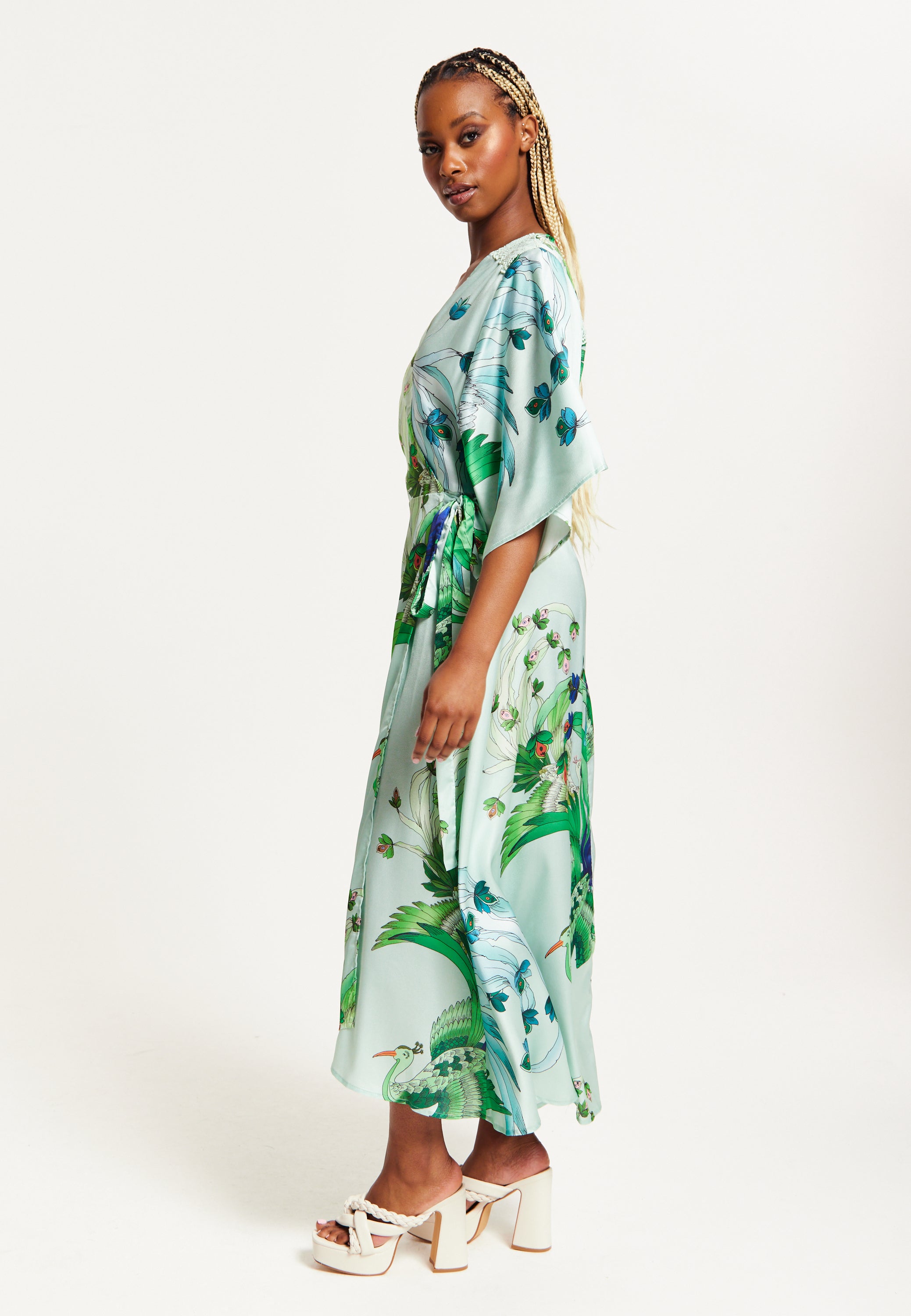 Explore exclusive dresses featuring the stylish and elegant Women's Maxi Dress collection. Shop Now!