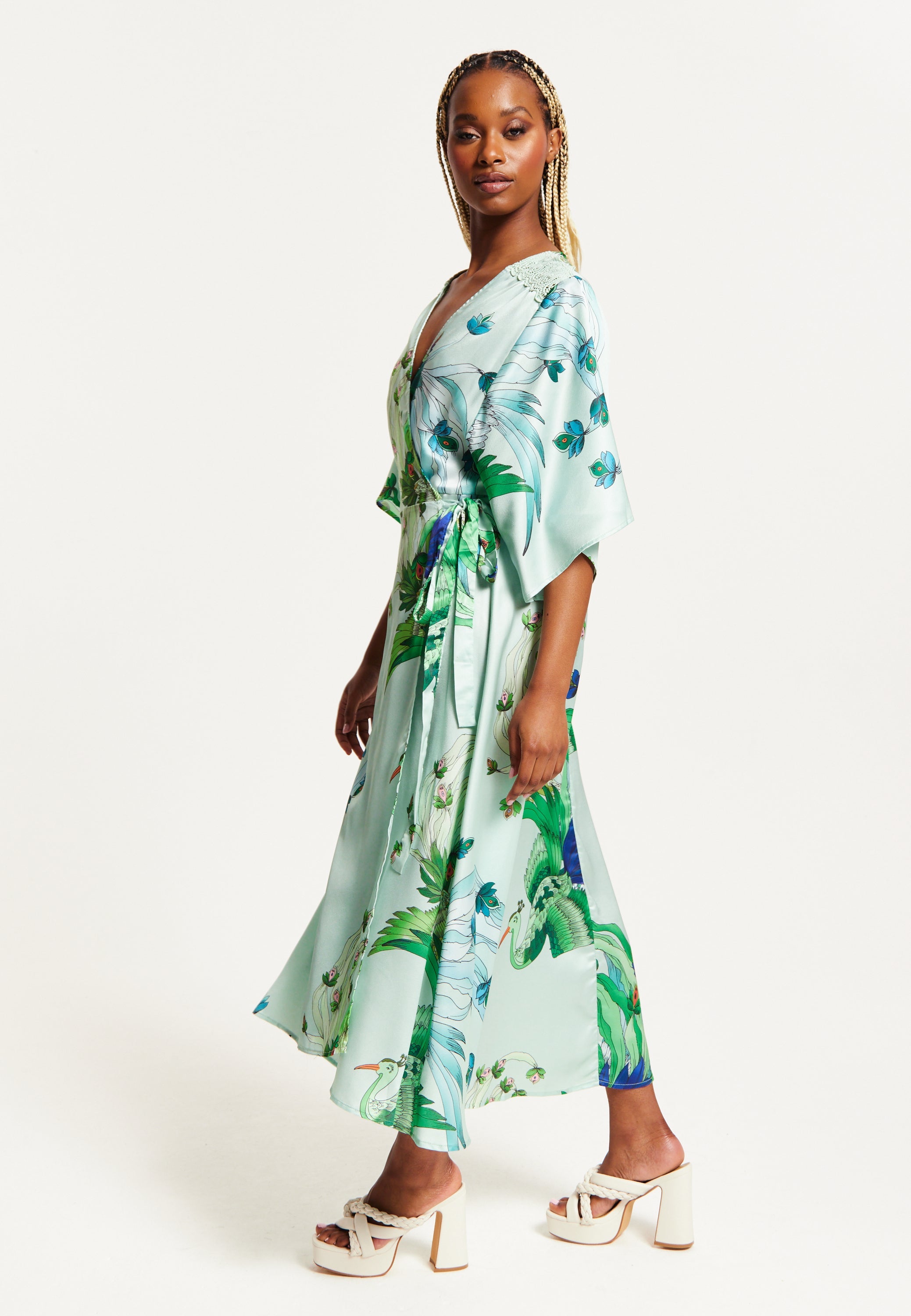 Explore exclusive dresses featuring the stylish and elegant Women's Maxi Dress collection. Shop Now!