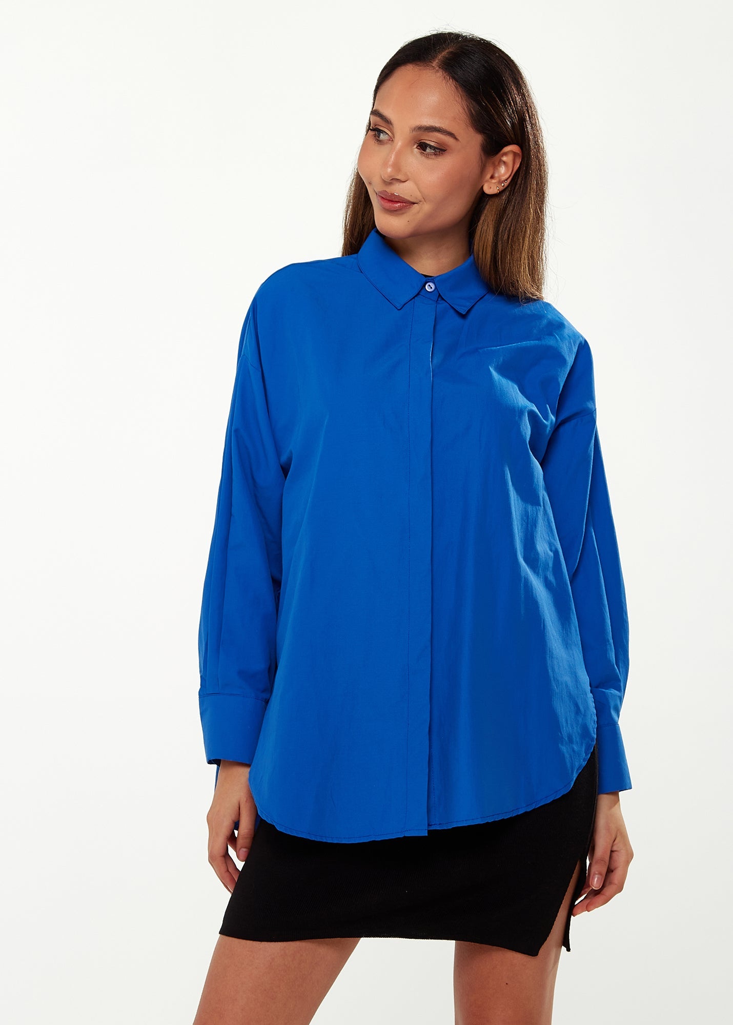 Women’s Shirt in Blue with Point Collar, Button Placket, Loose Fit, and Cuffs – Perfect for Any Occasion.