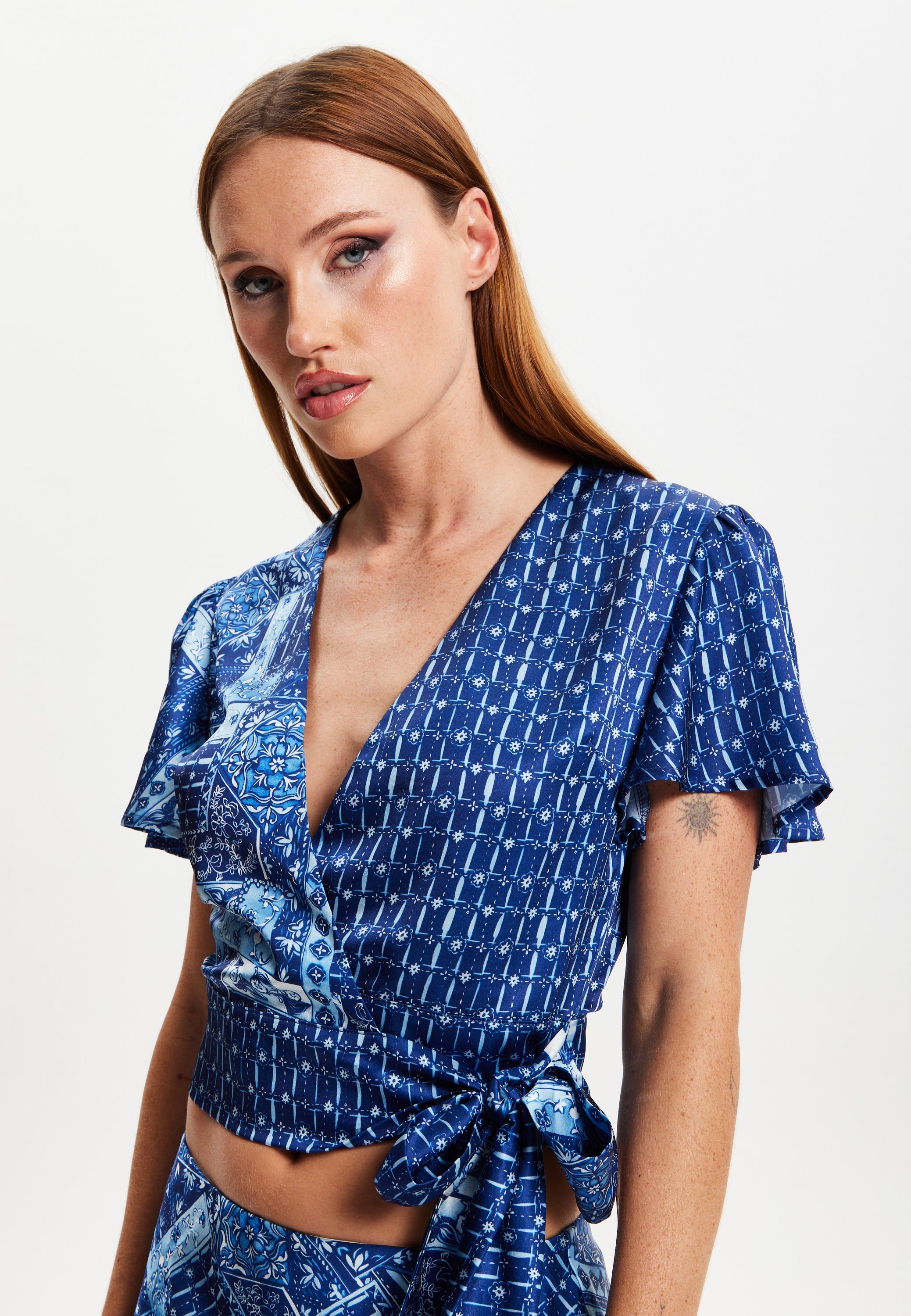 Women's Scarf Print Angel Sleeve Wrap Top with Tie Detail, Regular Fit and Elegant Design