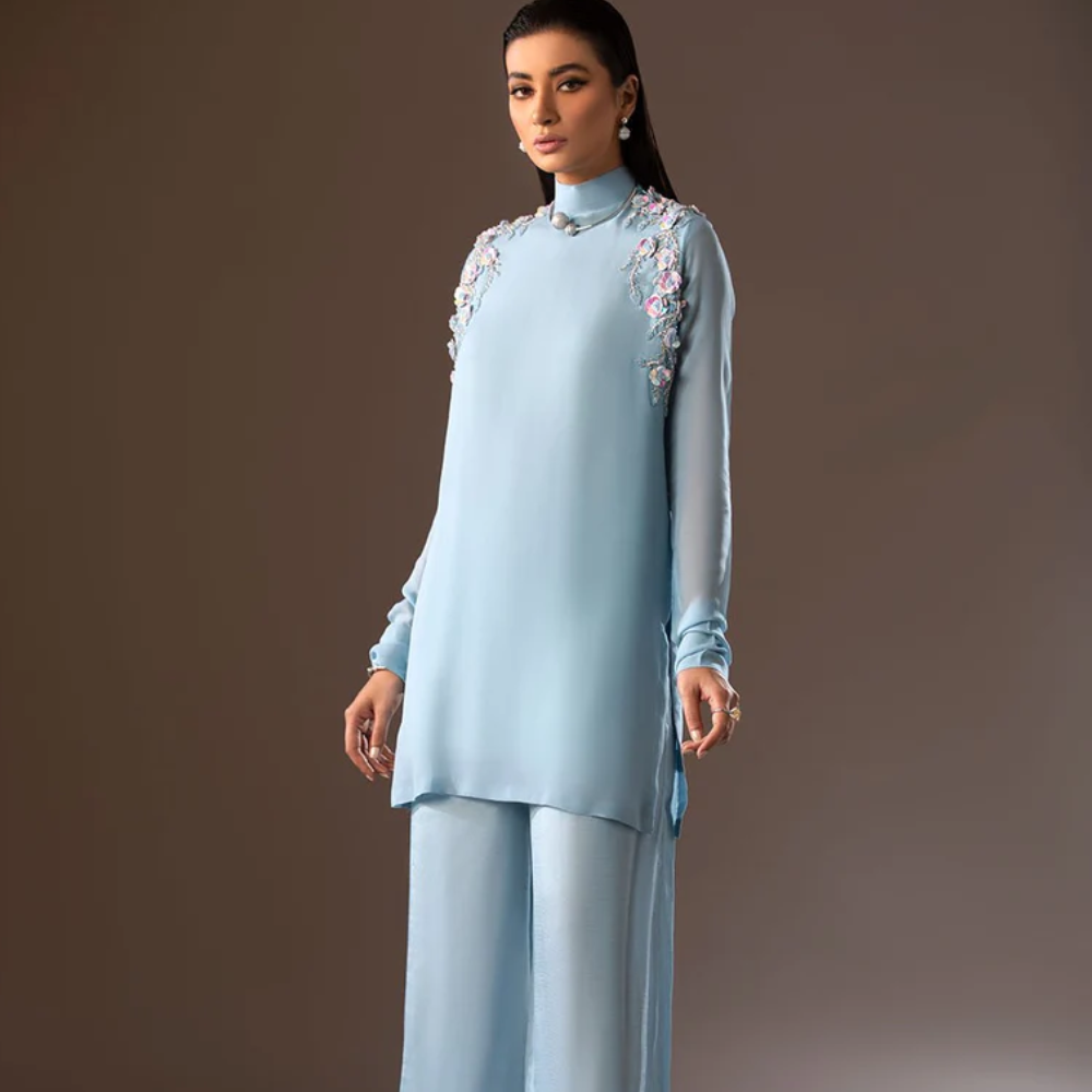 Vintage-styled high-waisted trousers with bell bottoms are made from lightweight linen fabric.