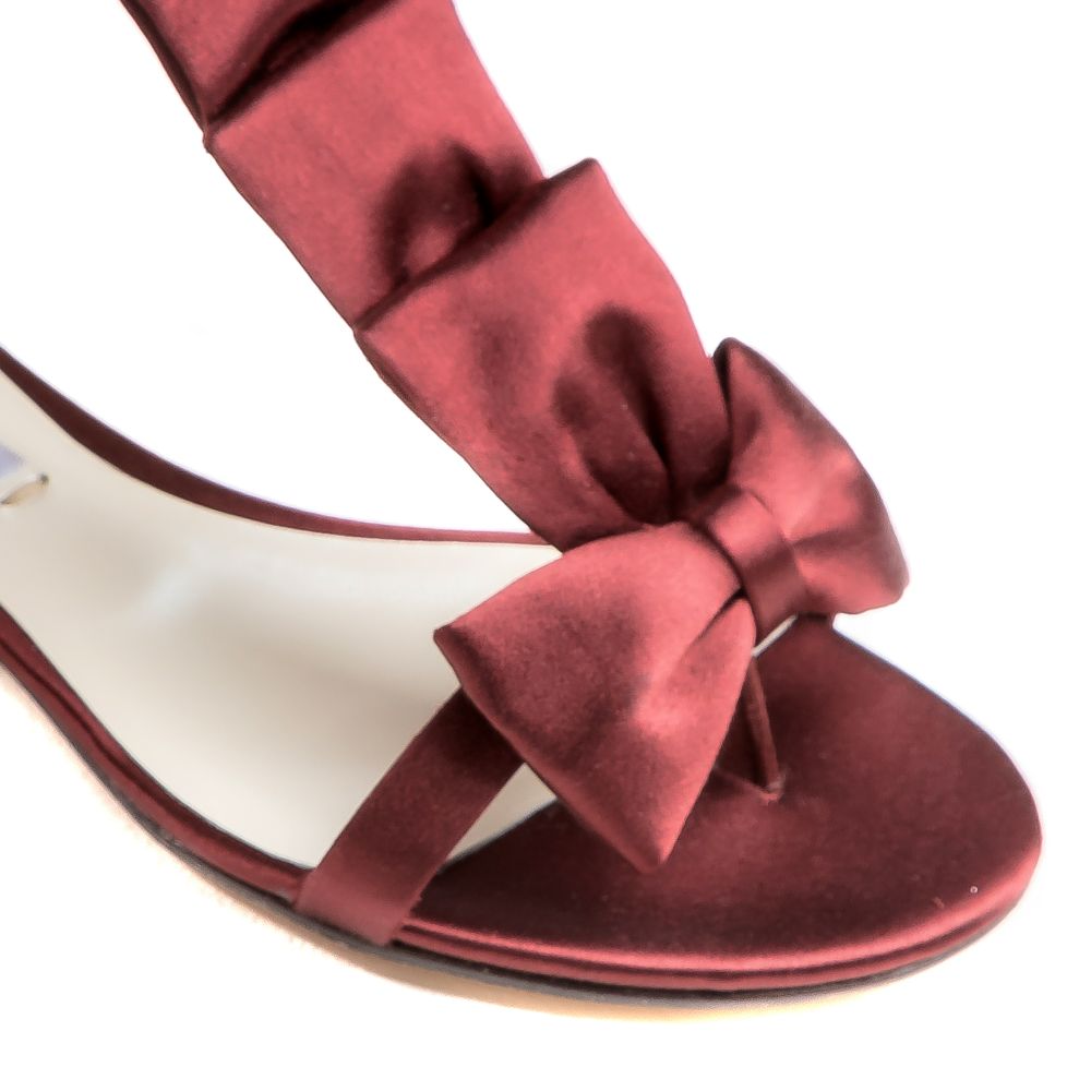 A timeless flat sandal in burgundy satin. La Delicate’s T-bar strap comes finished with a satin-bow detail up the front 