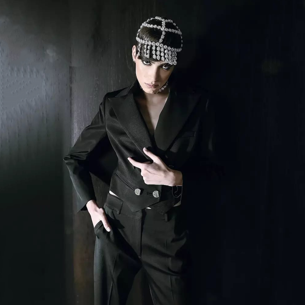 Cropped double–breasted blazer with gold metal buttons. Composition : 100% viscose