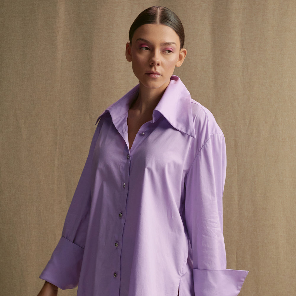 Classic shirt with extra large shirt collar.