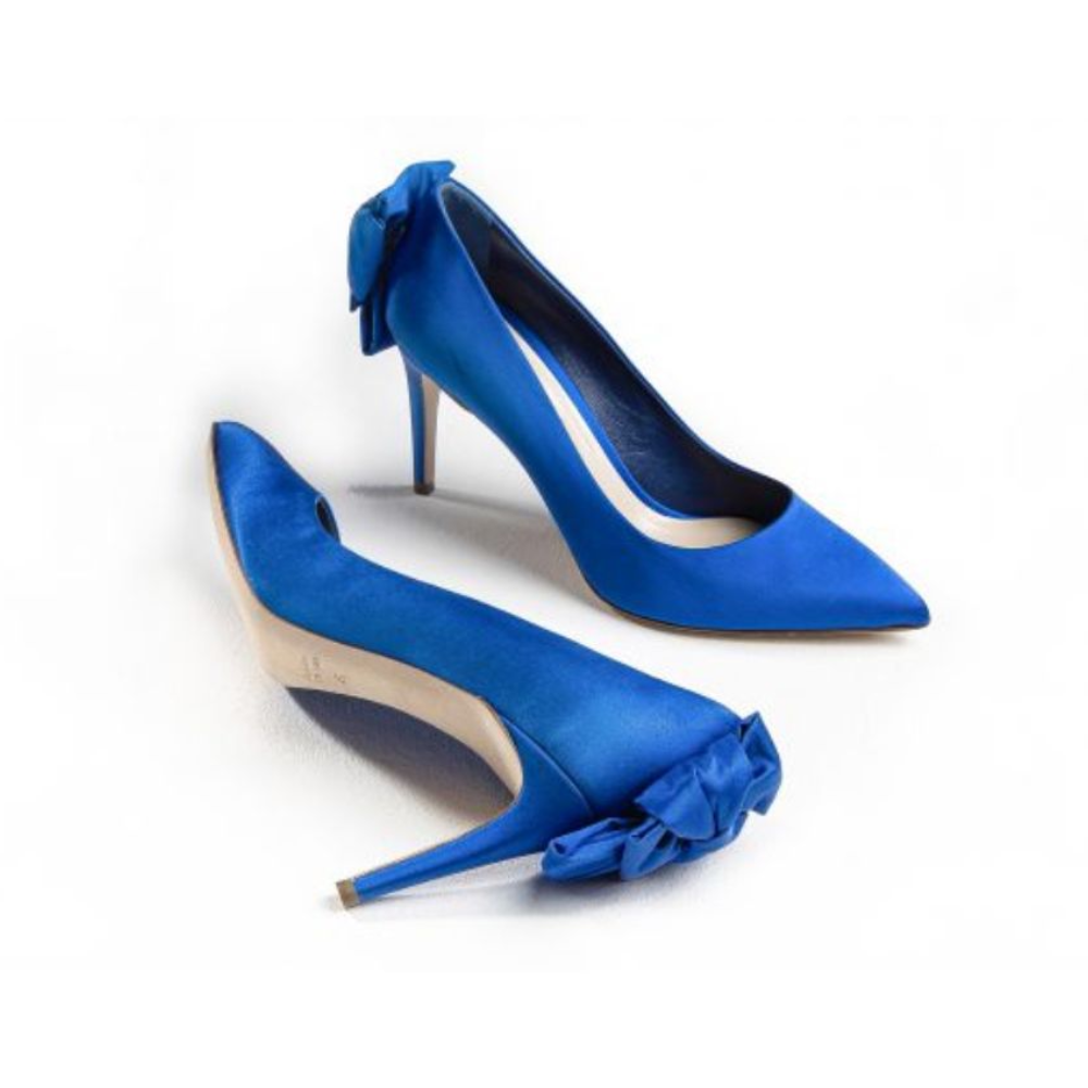 Designed to steal the show, the Delicate Pump Blue Klein is a trend-forward interpretation of an iconic pointy toe style. 