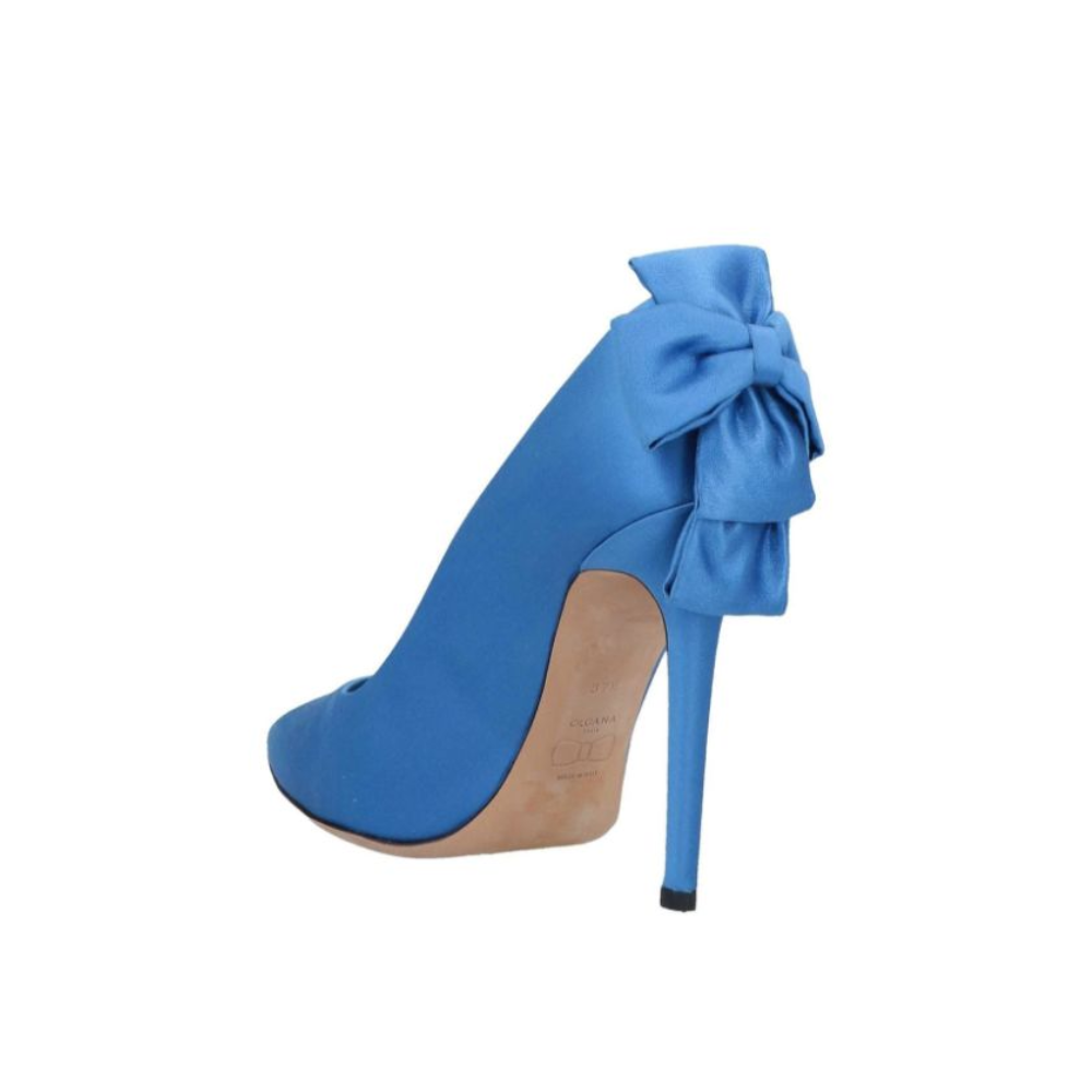 Designed to steal the show, the Delicate Pump Light Blue is a trend-forward interpretation of an iconic pointy toe style.