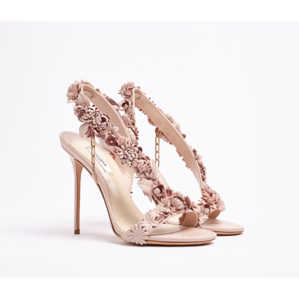 La Piece Unique is a high-heel sandal decorated with three-dimensional flowers in tonal pink nappa leather. 