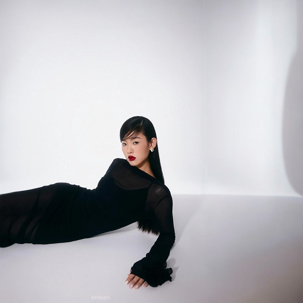 The Mylah Dress is a standout choice for a formal night out. Featuring a chic black hue and a combination of short cotton.