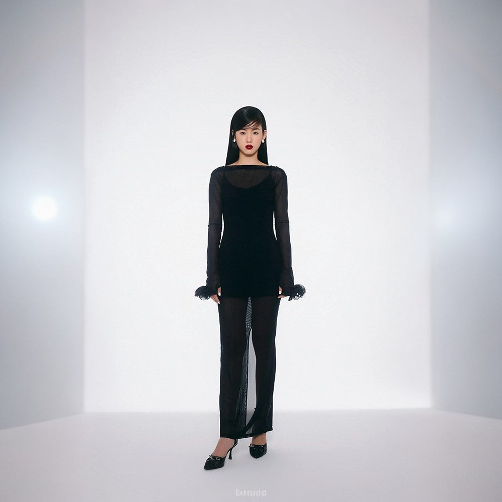 The Mylah Dress is a standout choice for a formal night out. Featuring a chic black hue and a combination of short cotton.