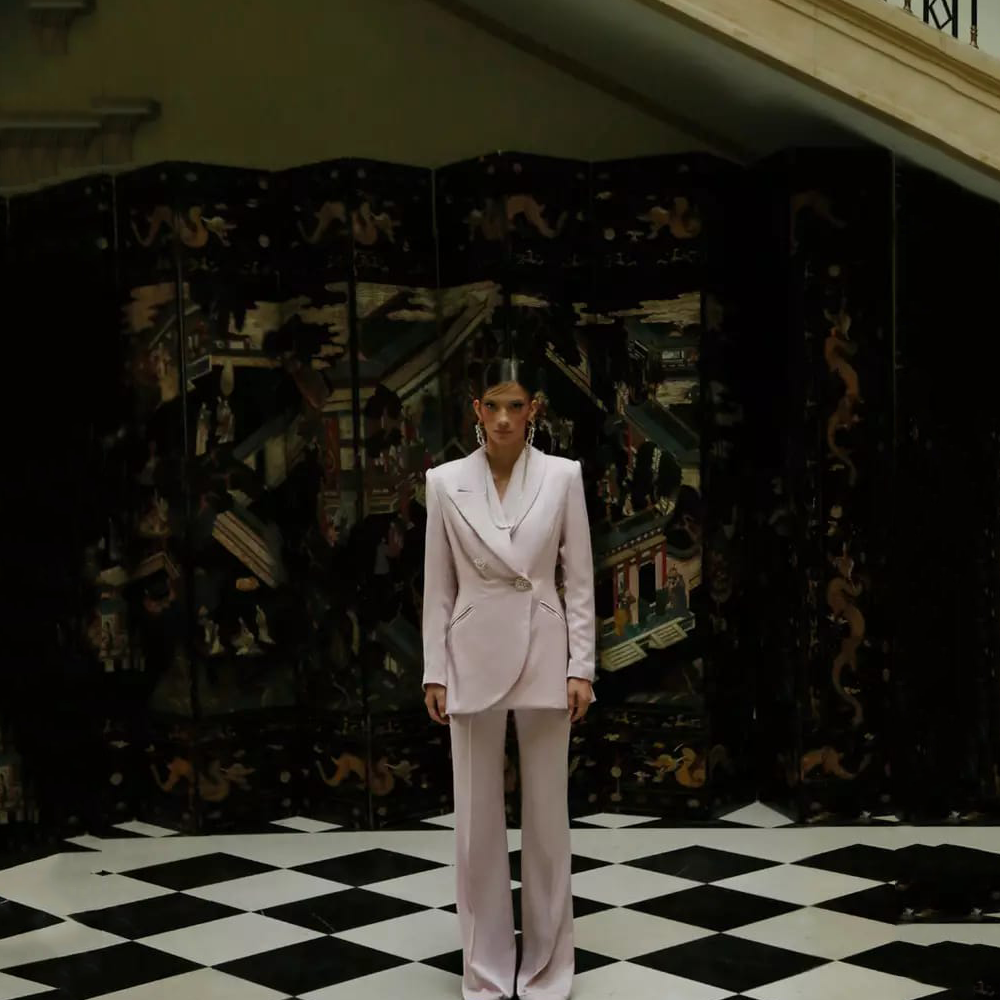 The finest crepe pants in shell pink High-waisted pants Side cut Extra long length.