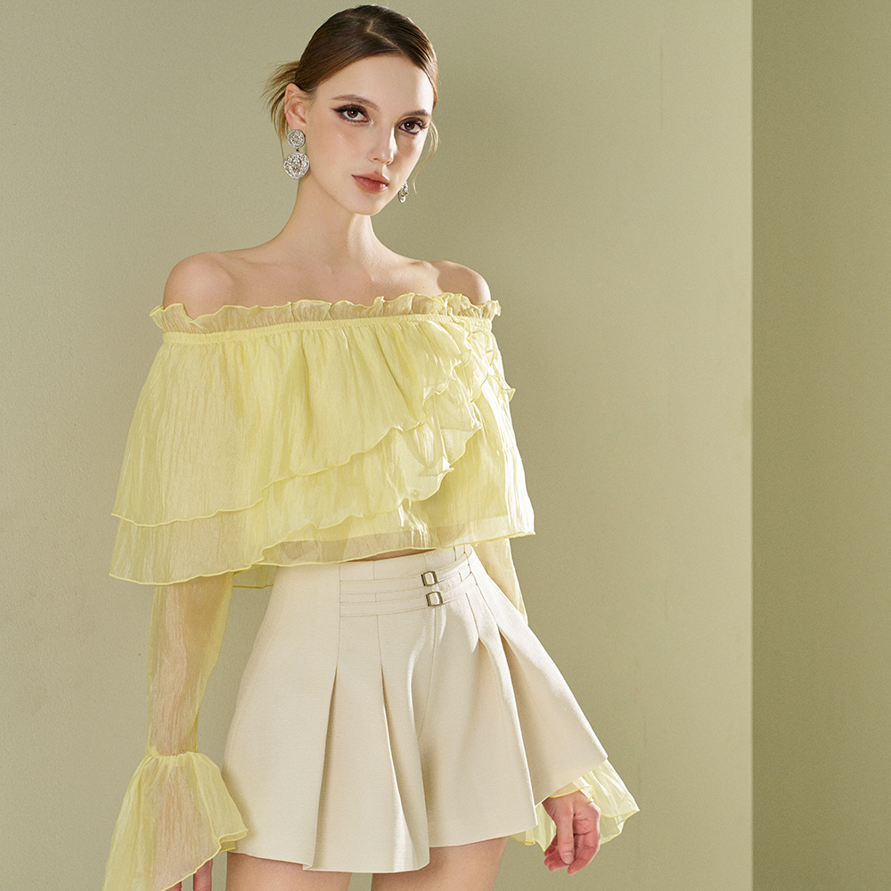 Shop high quality pleated shorts with 2 belts by Mollynista. Perfect for women clothing. Explore our clothes shop on this shopping website. Shop now!