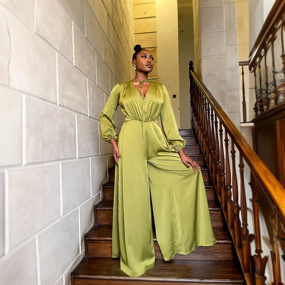 Long jumpsuit with long sleeves with elastic mouth with neck rope.