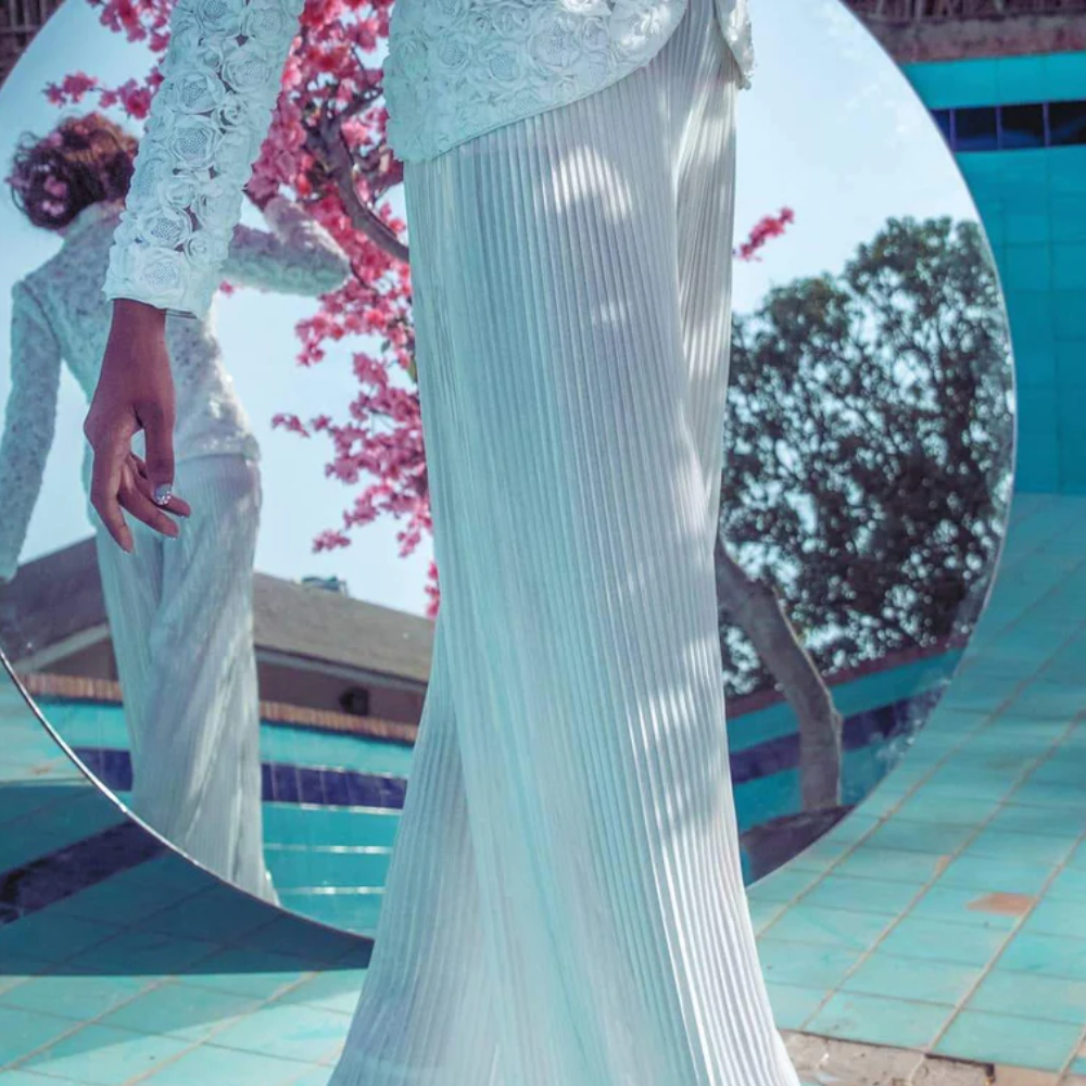 Satin knife pleated trouser with metallic finish. Full-length knife pleats with high-waisted closure. Ready-to-wear trouser.