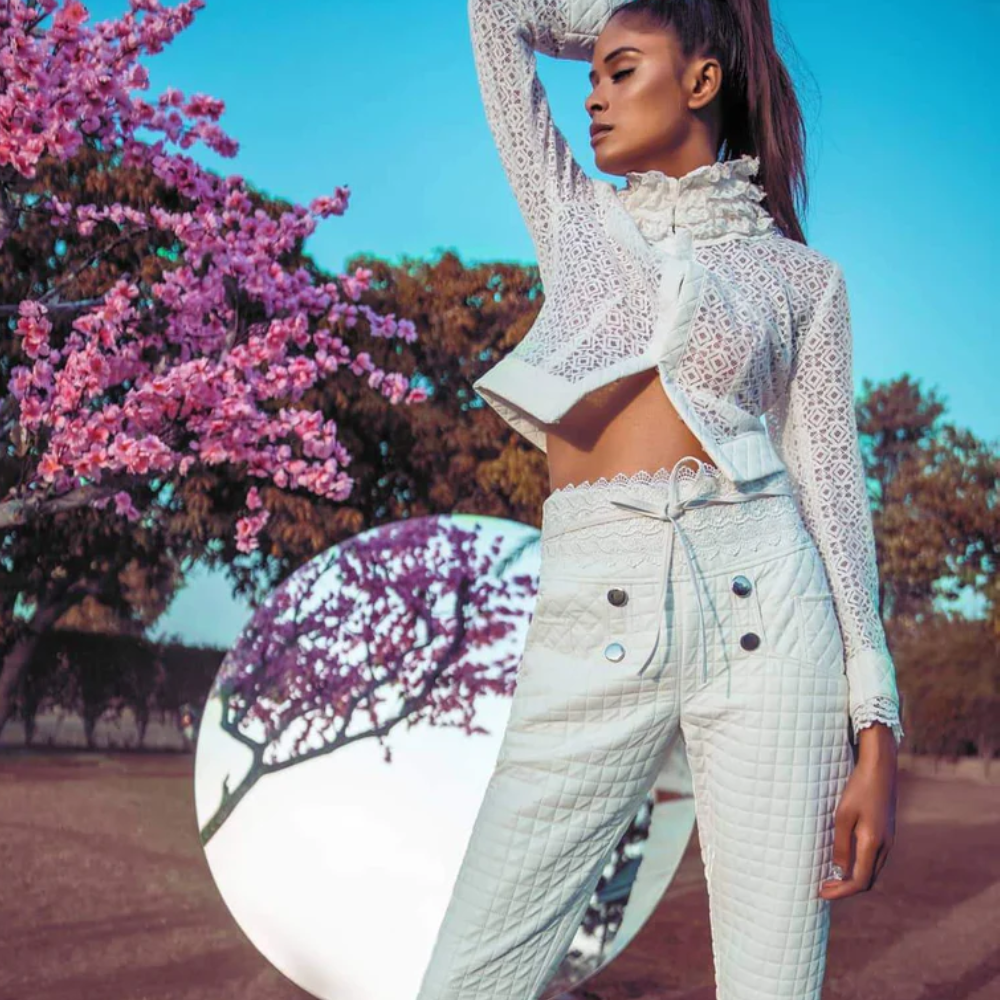 Laced fabric jacket with layered gathers on the neck. Full sleeves, quilted outline, and front button open.