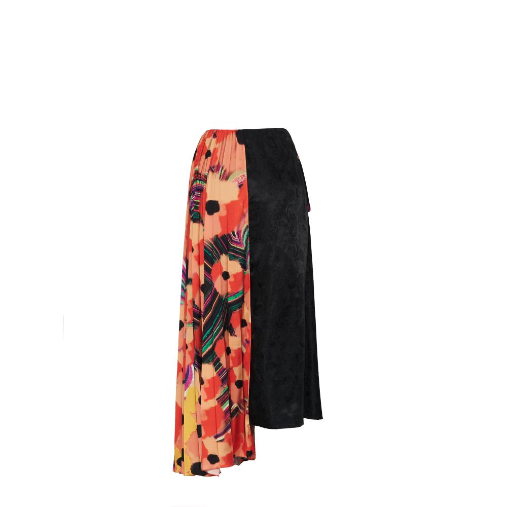 Asymmetric multi-layered pleated skirt with lengthening on the right side.
