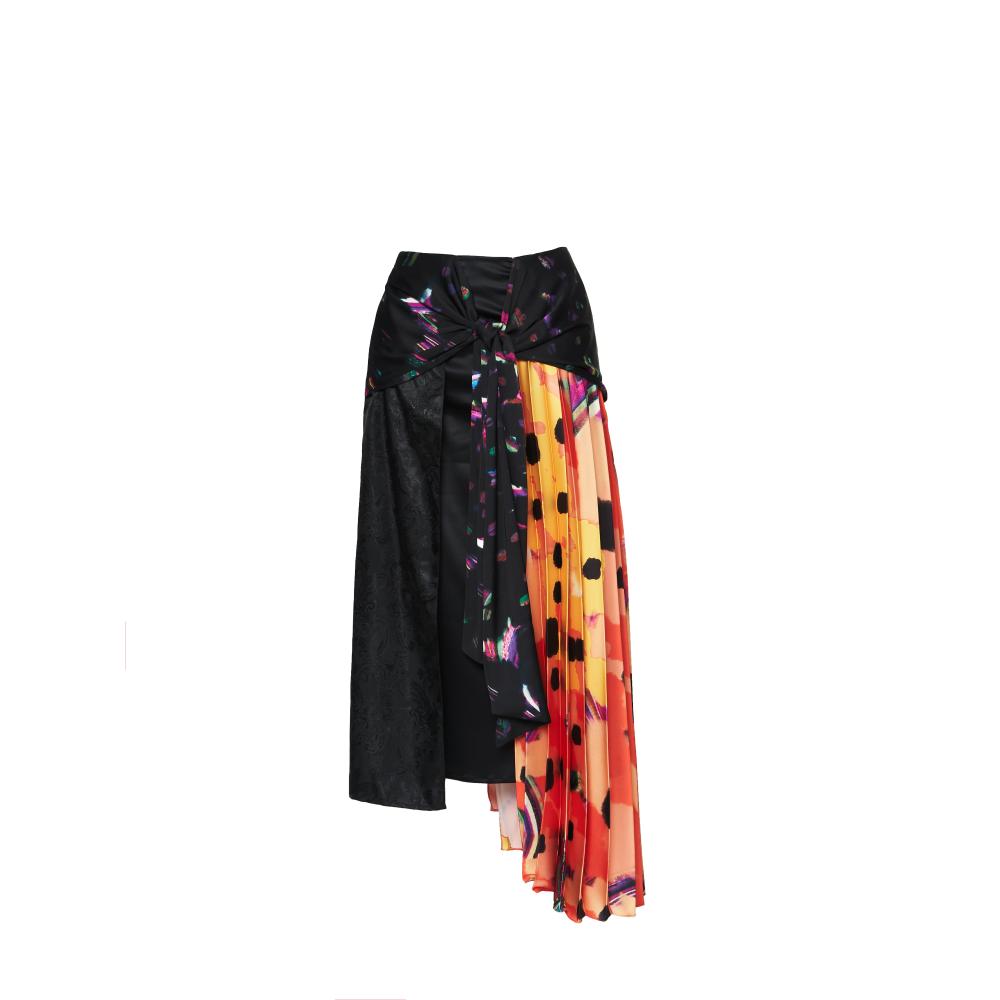 Asymmetric multi-layered pleated skirt with lengthening on the right side.