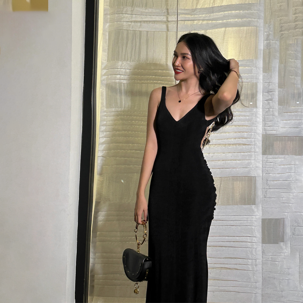 Black is always one of the colors that women choose to wear the most. Black mysterious - noble - seductive.