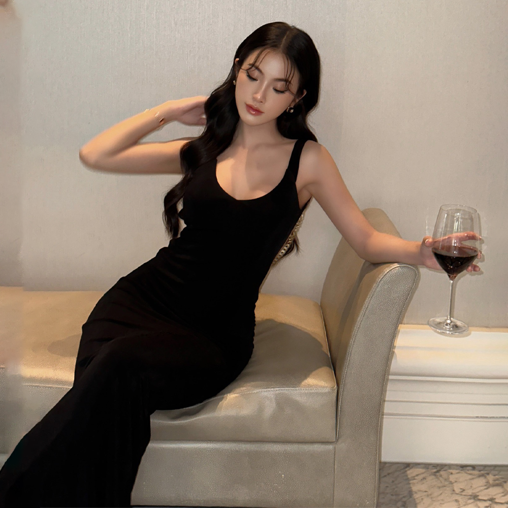 Black is always one of the colors that women choose to wear the most. Black mysterious - noble - seductive.