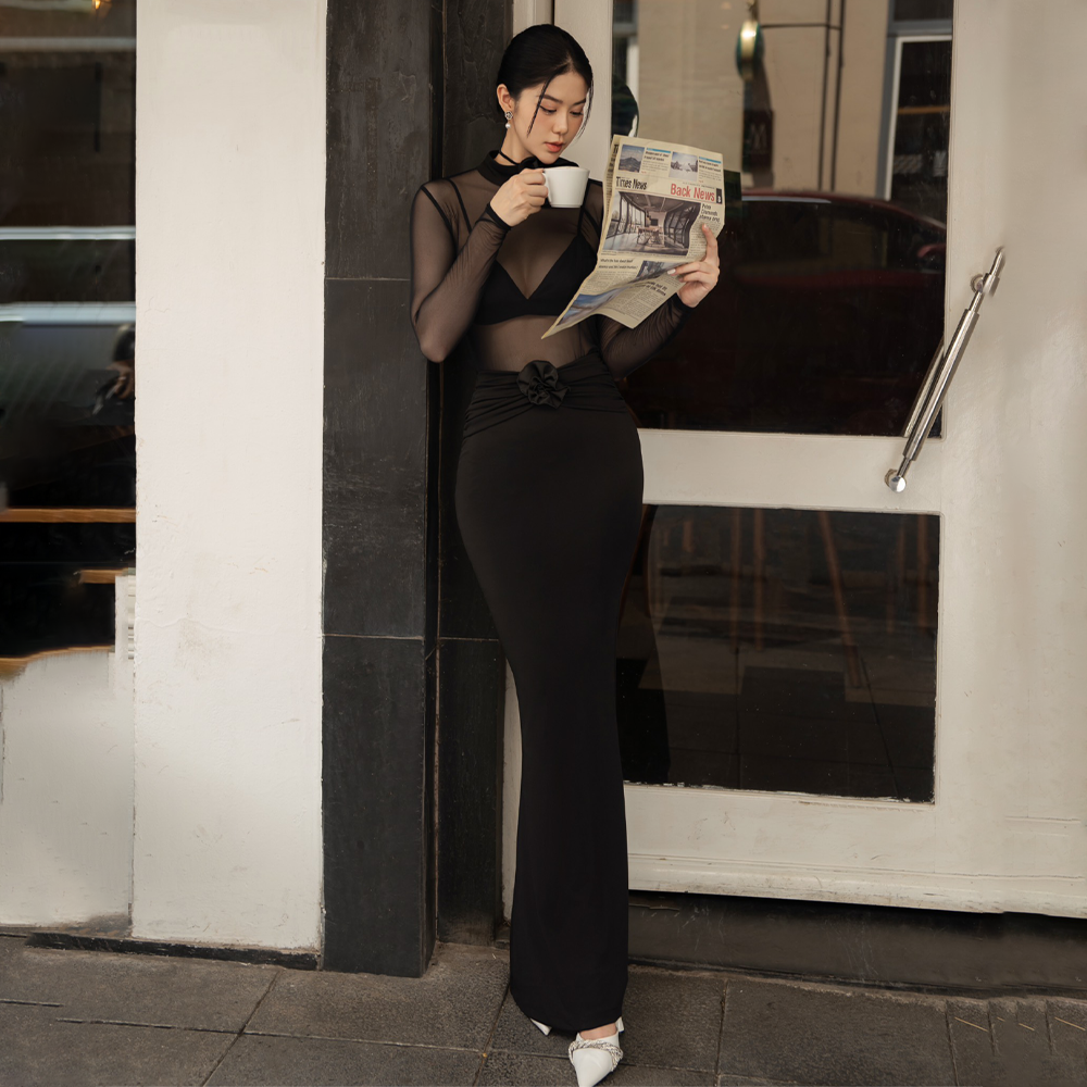 Our set includes: Skirt - Inner top - Bra - Flower accessories.