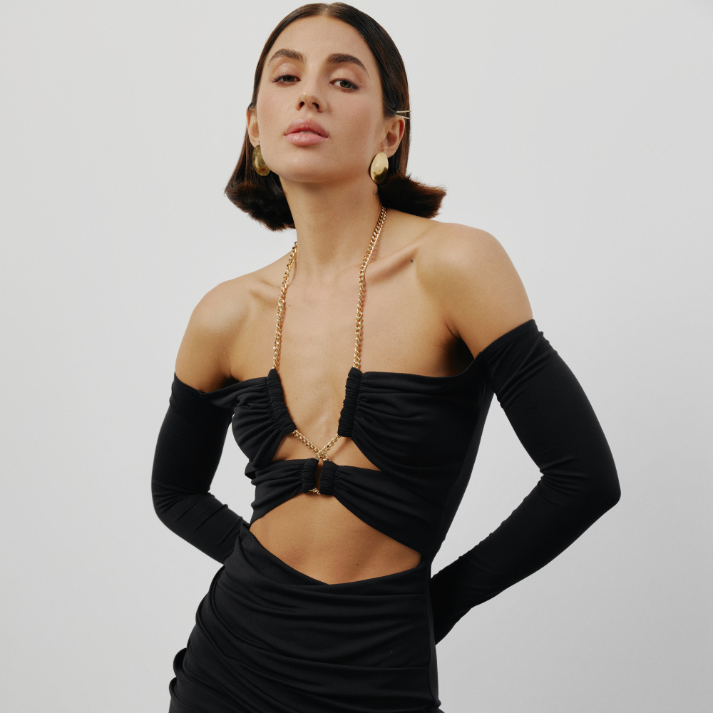 Turn heads in this stunning fitted dress with a chic gold chain and bold leg slit. Perfect for evenings and special occasions. Shop now at our exclusive clothing website.