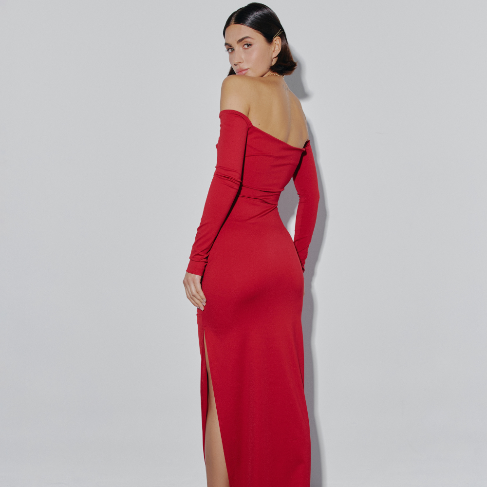 Turn heads in this stunning fitted dress with a chic gold chain and bold leg slit. Perfect for evenings and special occasions. Shop now at our exclusive clothing website.