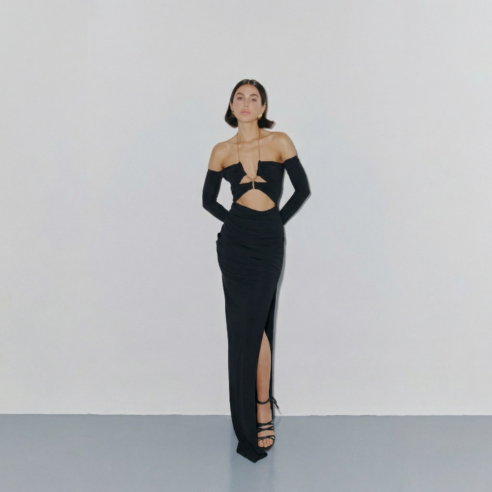 Turn heads in this stunning fitted dress with a chic gold chain and bold leg slit. Perfect for evenings and special occasions. Shop now at our exclusive clothing website.
