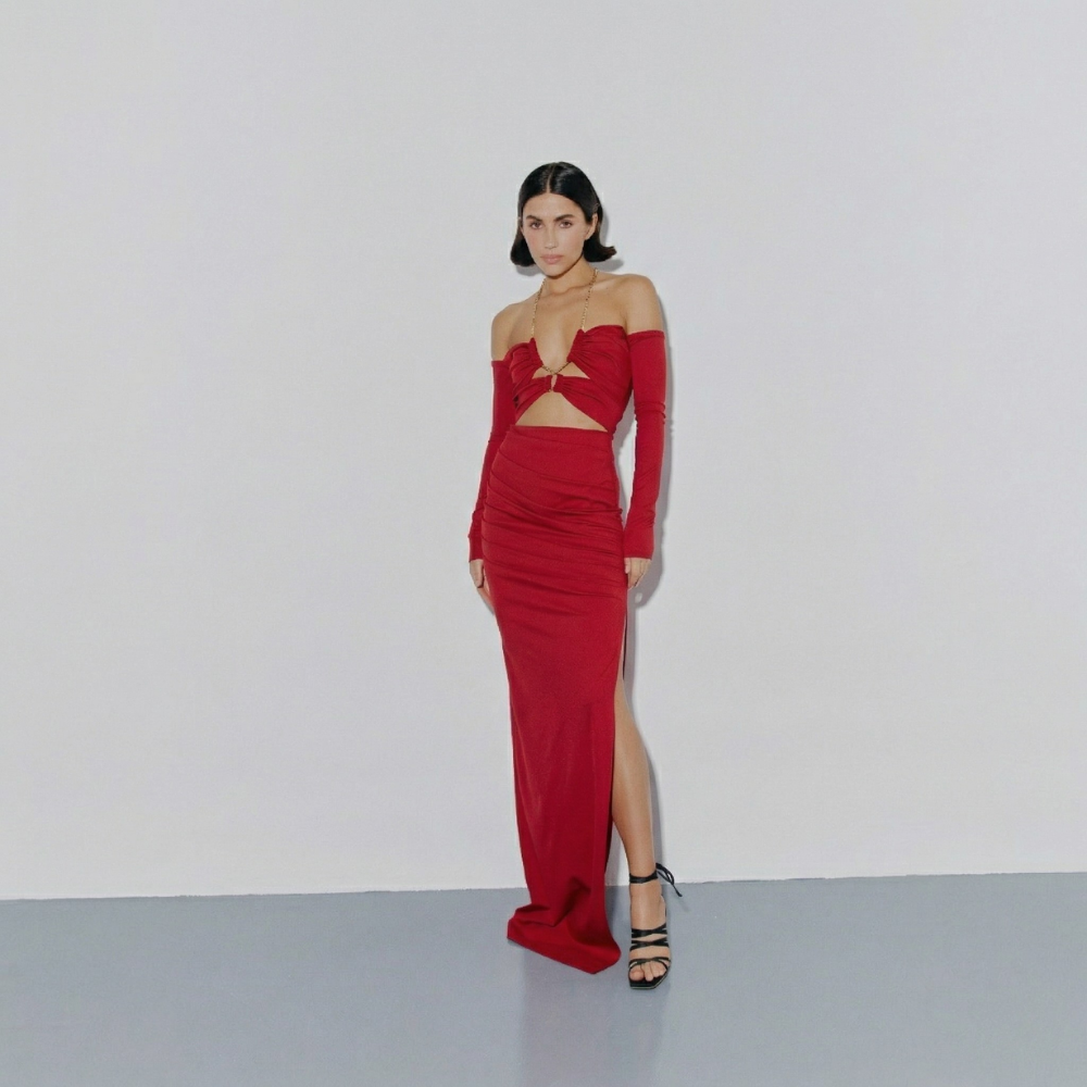 Turn heads in this stunning fitted dress with a chic gold chain and bold leg slit. Perfect for evenings and special occasions. Shop now at our exclusive clothing website.