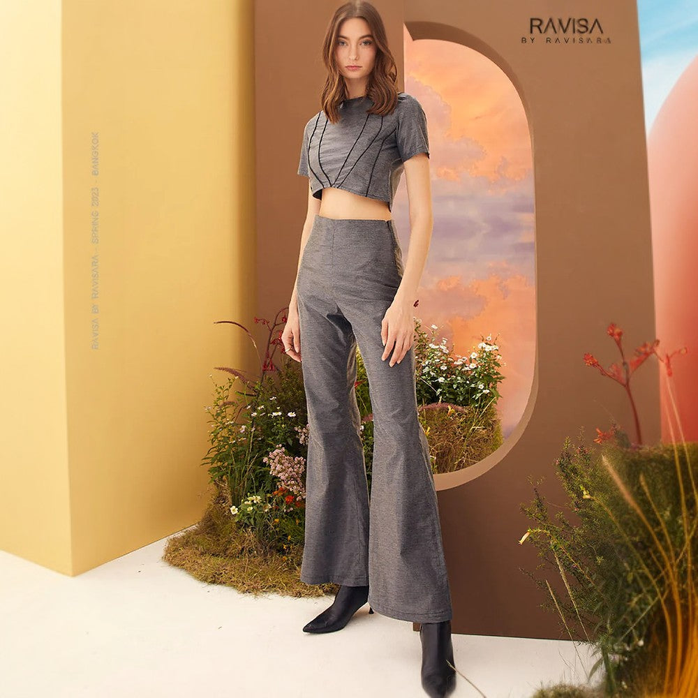 Fit and flare trouser silhouette. High-waisted. Side zipper. 90% Triacetate, 5% Polyester, 5% Rayon.
