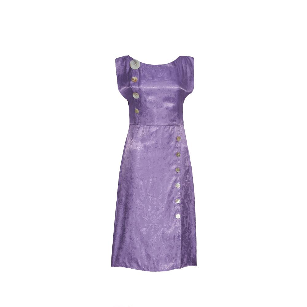 This soft purple dress is loose fitting to the body. Made of jacquard and completed by unmatching buttons.