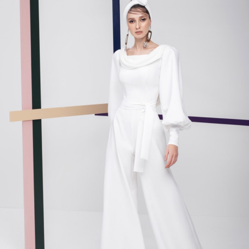 This is a long puff sleeve jumpsuit. It have deep U-back neckline with invisible zipper.