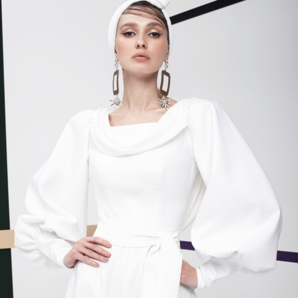 This is a long puff sleeve jumpsuit. It have deep U-back neckline with invisible zipper.