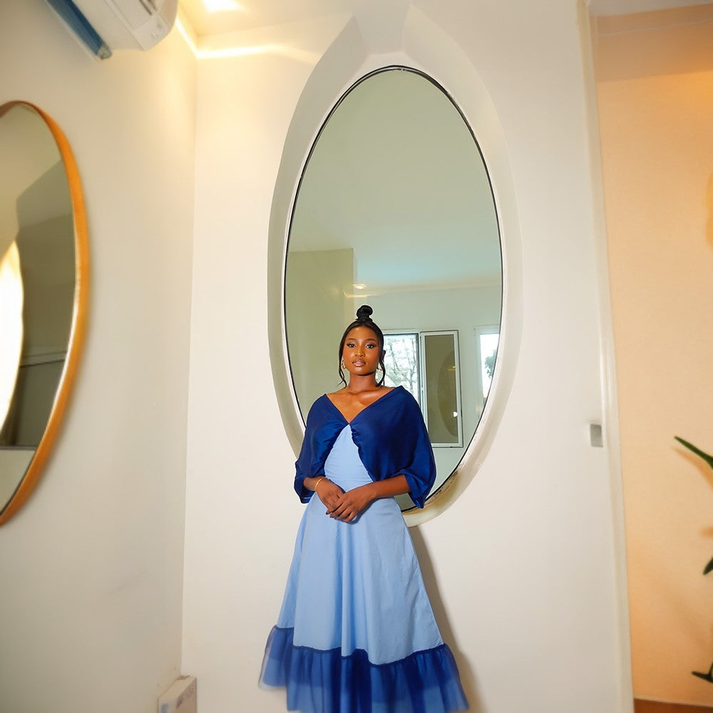 Open neck, long dress, with down net and navy blue sleeves.