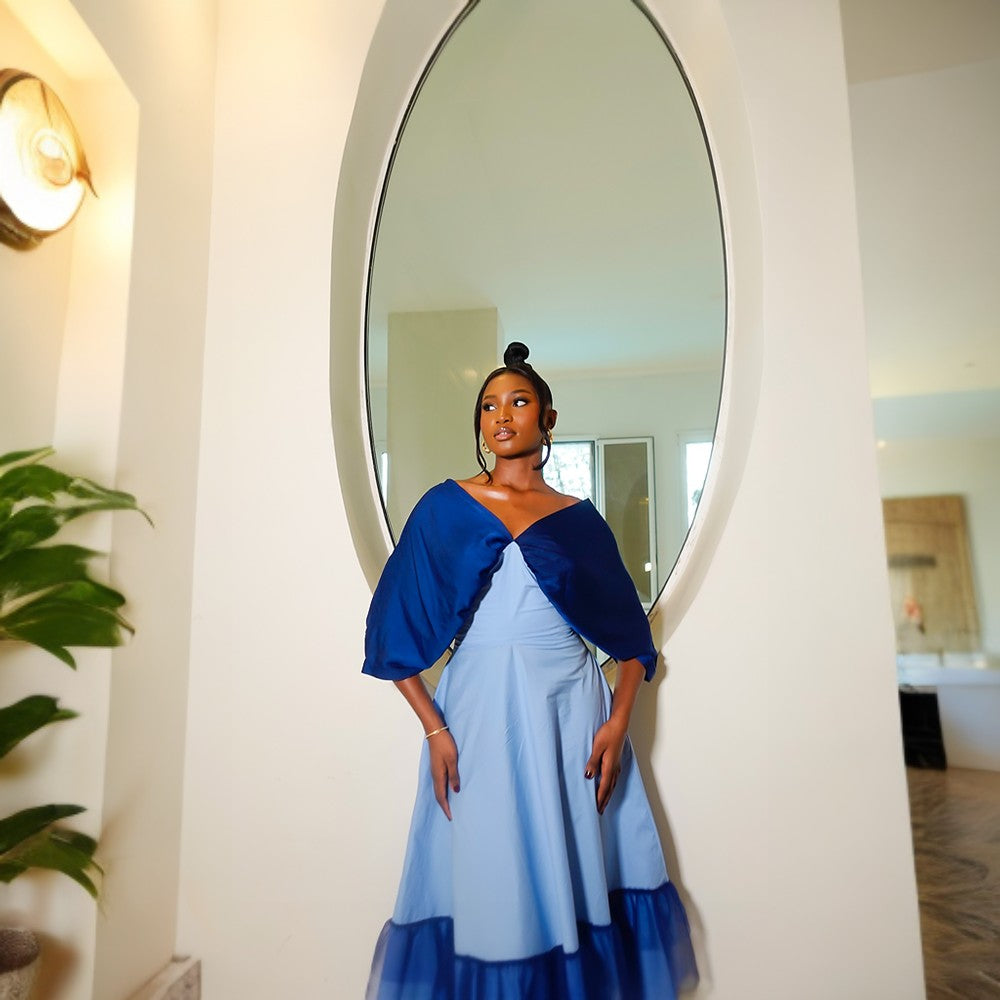 Open neck, long dress, with down net and navy blue sleeves.