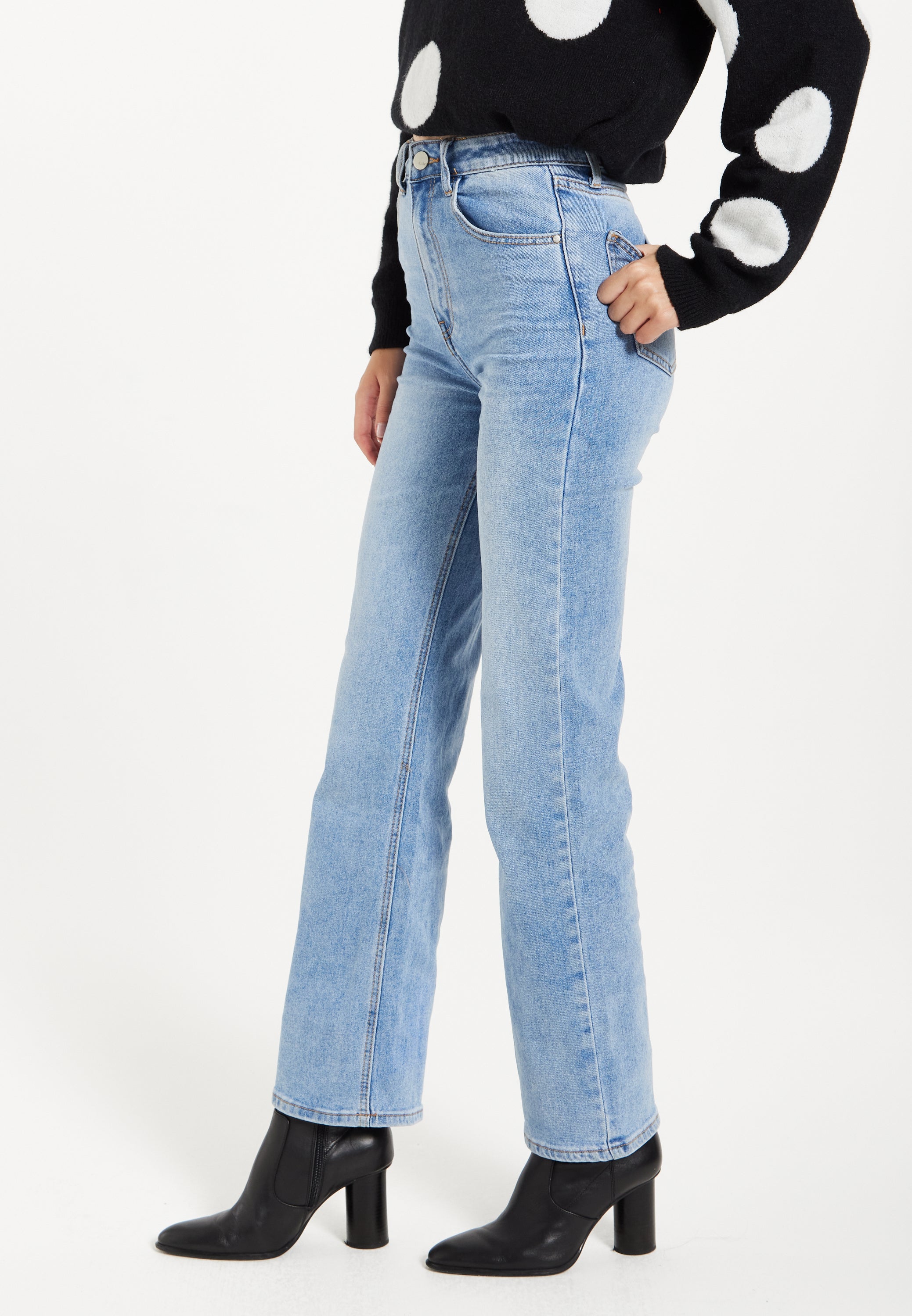 Women's High-Waisted Jean in Light Blue - Timeless Straight-Leg Fit with Vintage-Inspired Silhouette