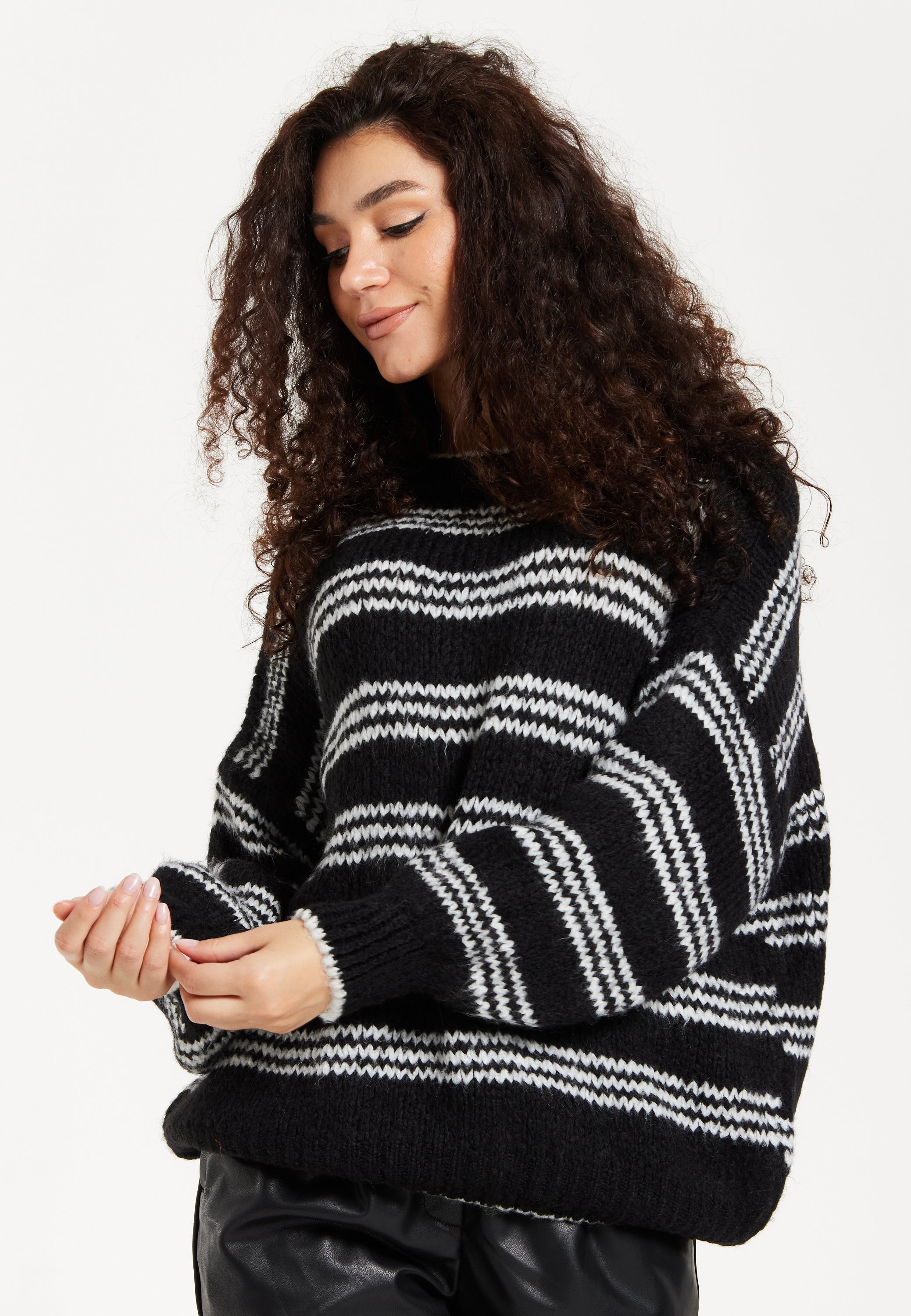 Women's Jumper - Oversized Black and White Striped Knit Sweater with Long Sleeves, Super Soft Comfort and Chic Style