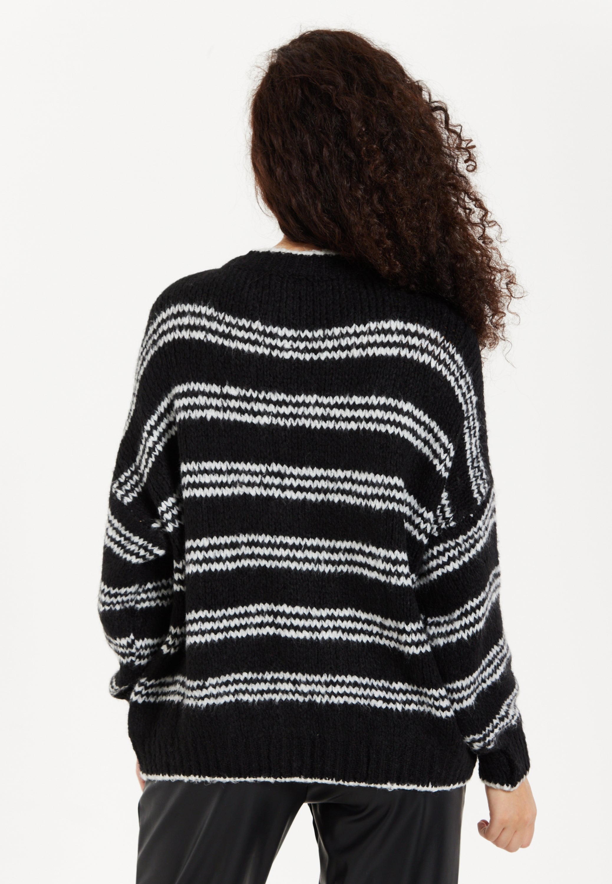 Women's Jumper - Oversized Black and White Striped Knit Sweater with Long Sleeves, Super Soft Comfort and Chic Style