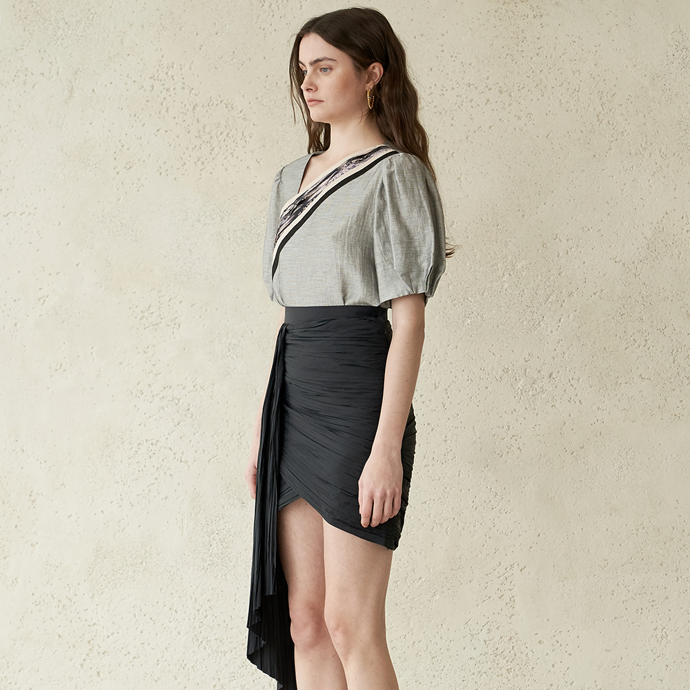 Black midi skirt that captures the entire membrane wrinkles to enhance volume