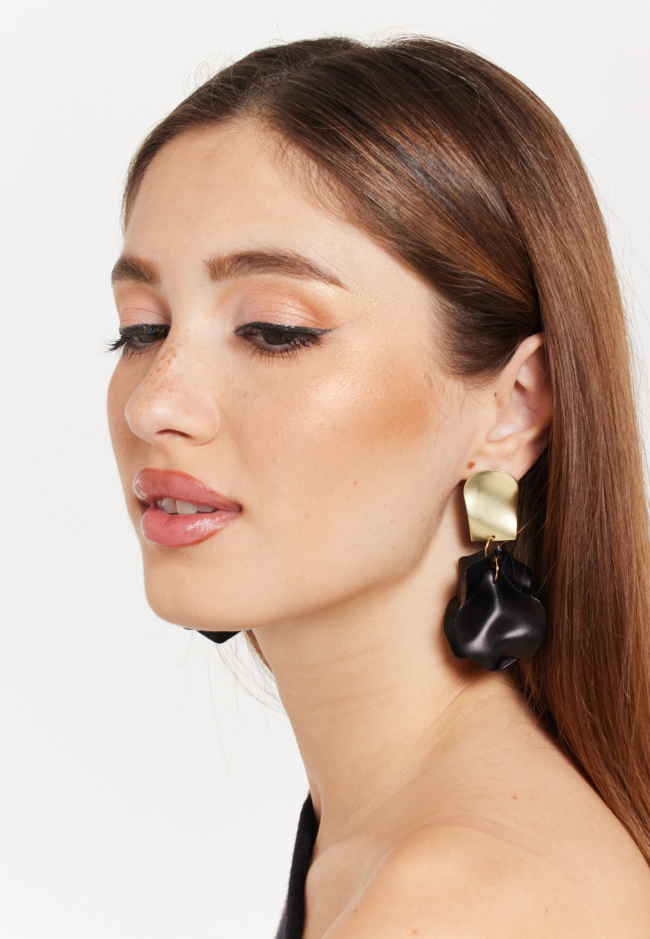 Black in Gold Petal Shinny Earrings
