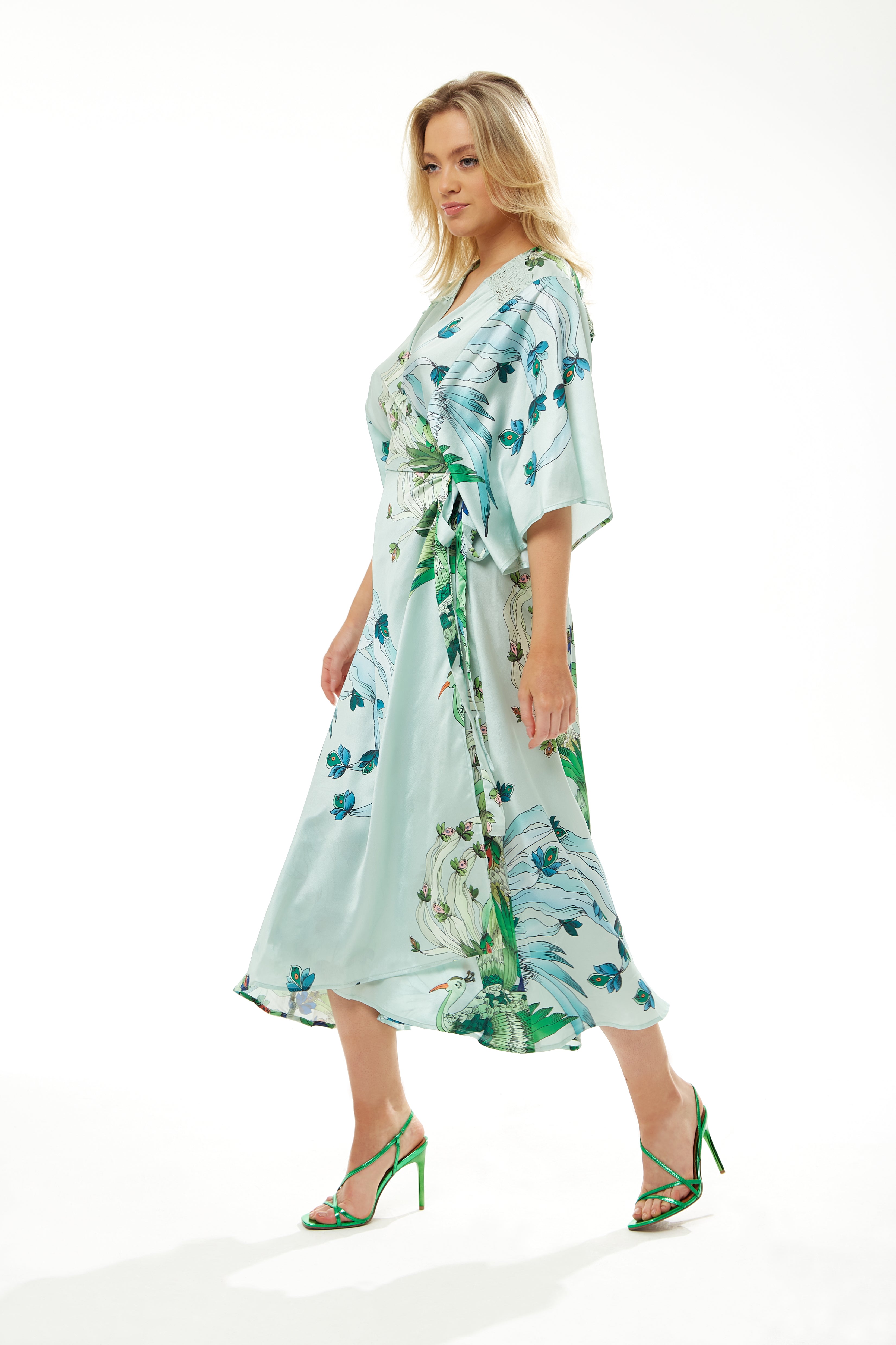 Explore exclusive dresses featuring the stylish and elegant Women's Maxi Dress collection. Shop Now!
