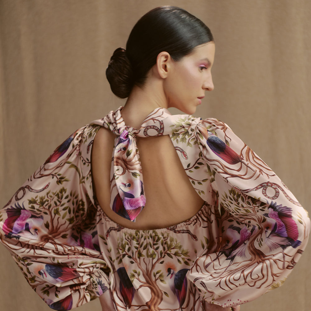 Draped blouse with ties at the back, balloon sleeves and open back.