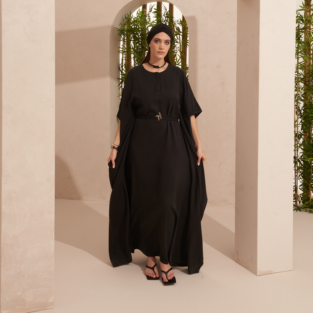 The AMEERA kaftan boasts a highly sophisticated design crafted from Tencel. 