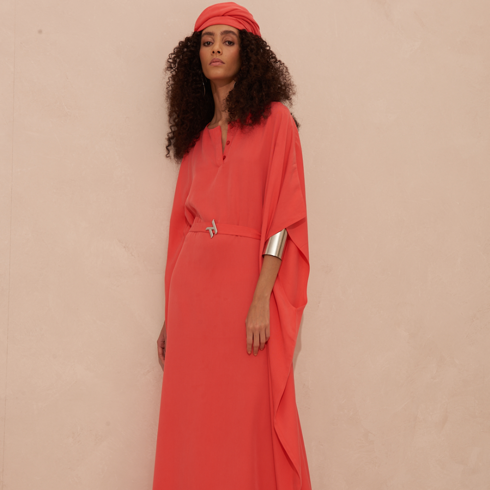 The AMEERA kaftan boasts a highly sophisticated design crafted from Tencel. 